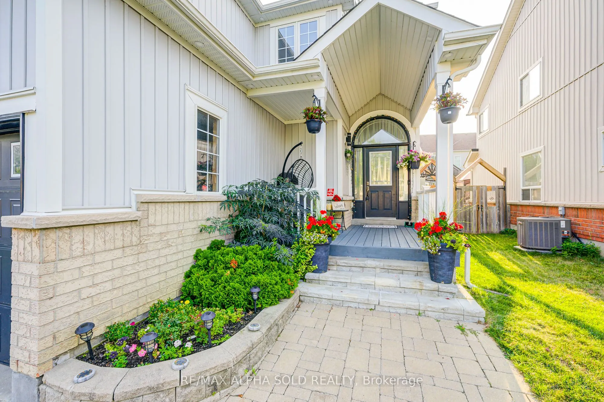 1184 Ashgrove Crescent