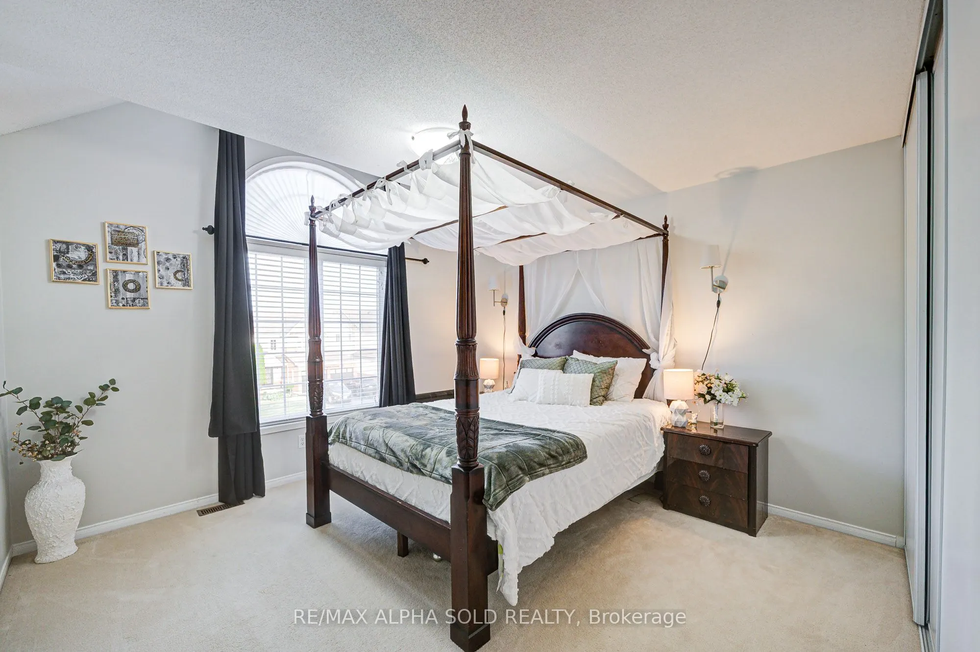 1184 Ashgrove Crescent