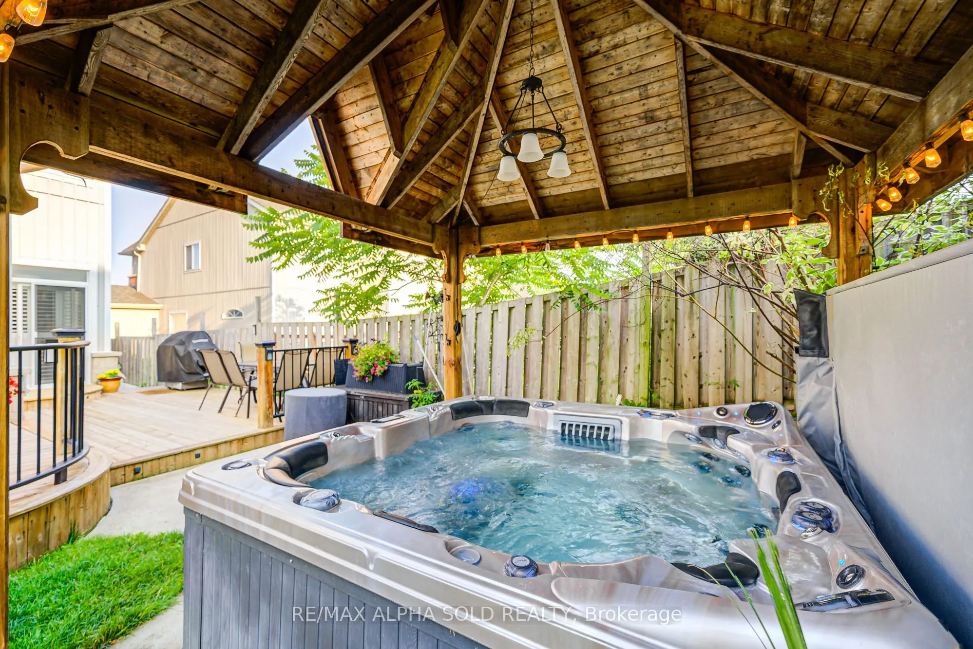 1184 Ashgrove Crescent