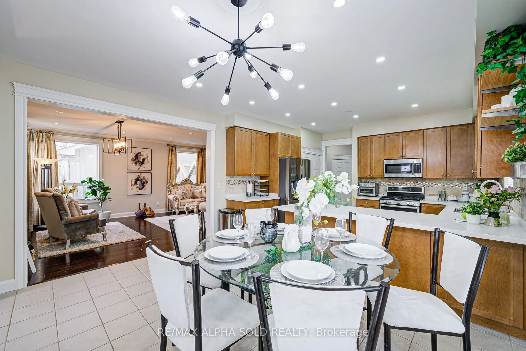 1184 Ashgrove Crescent