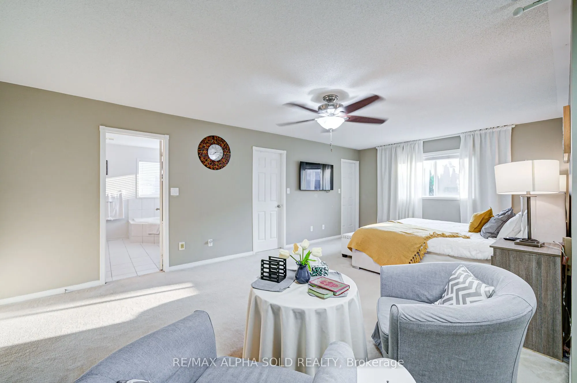1184 Ashgrove Crescent