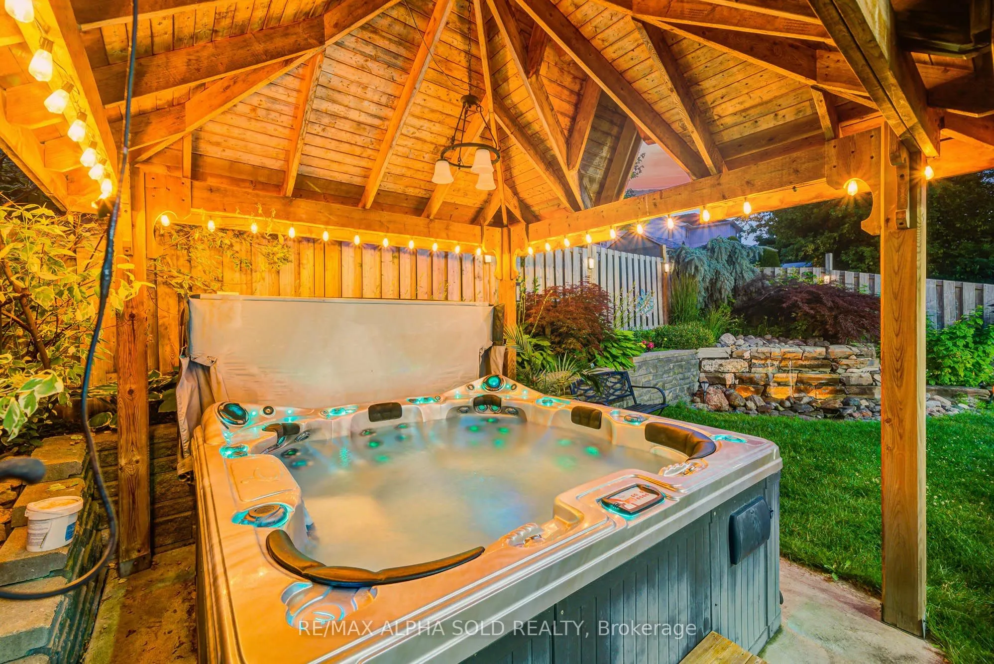 1184 Ashgrove Crescent