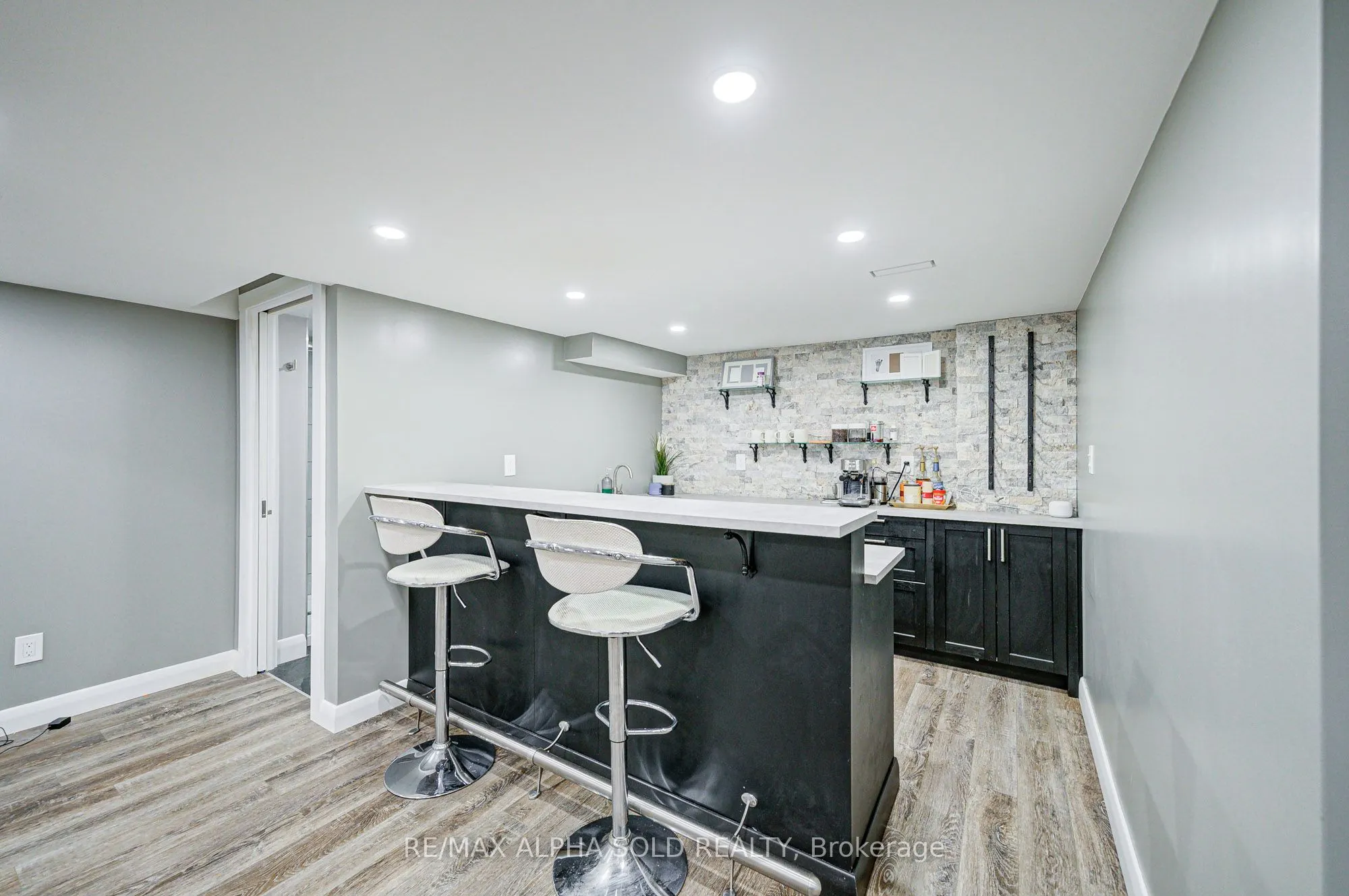 1184 Ashgrove Crescent