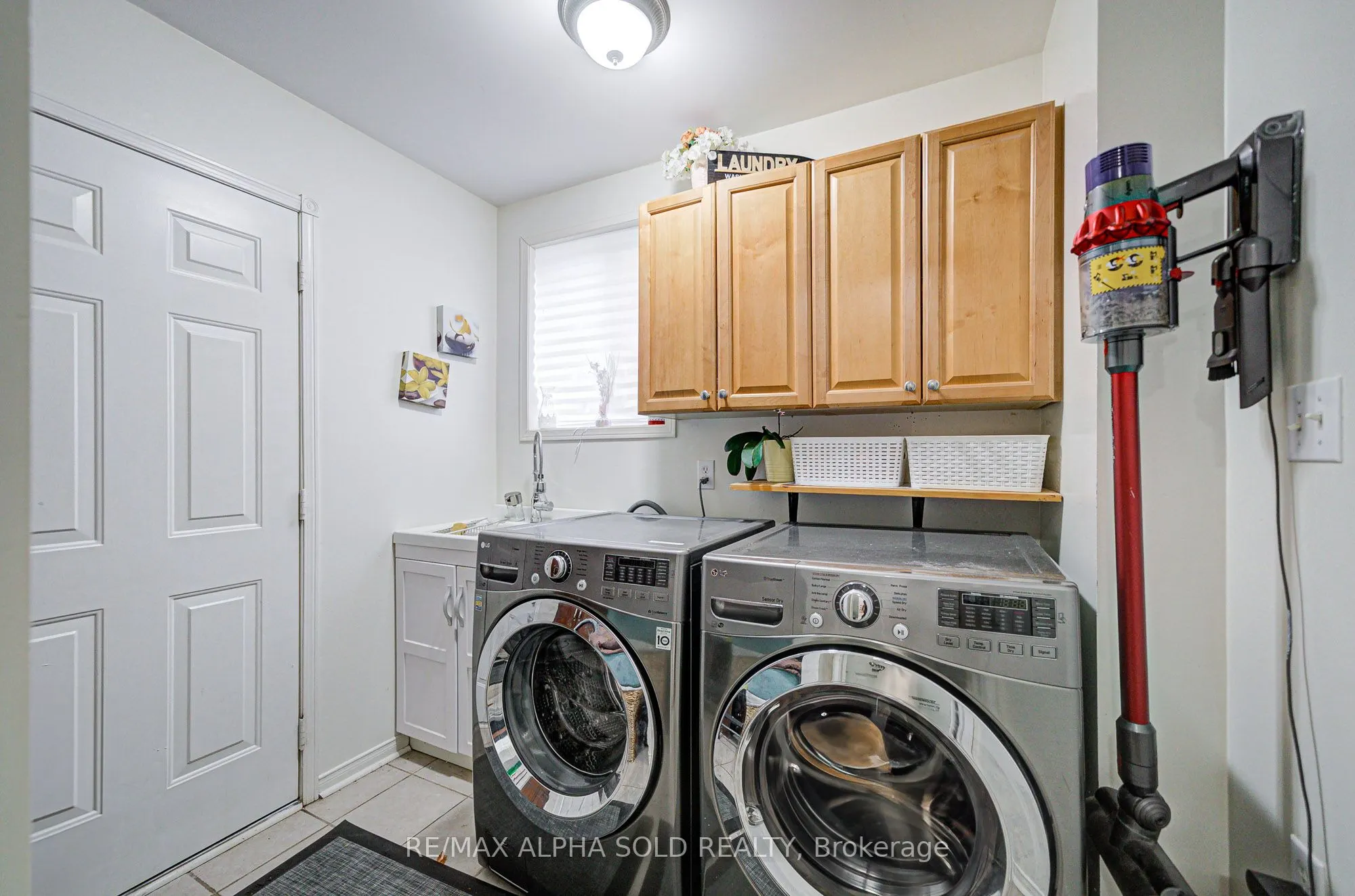 1184 Ashgrove Crescent