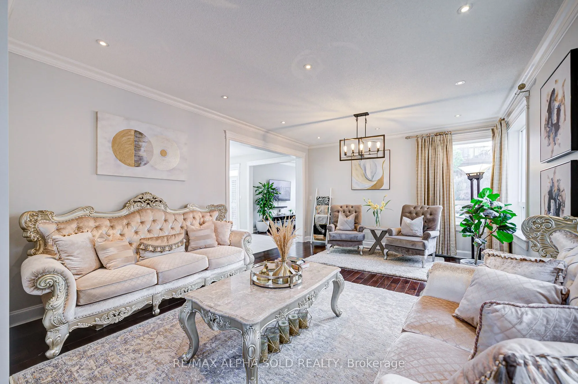 1184 Ashgrove Crescent
