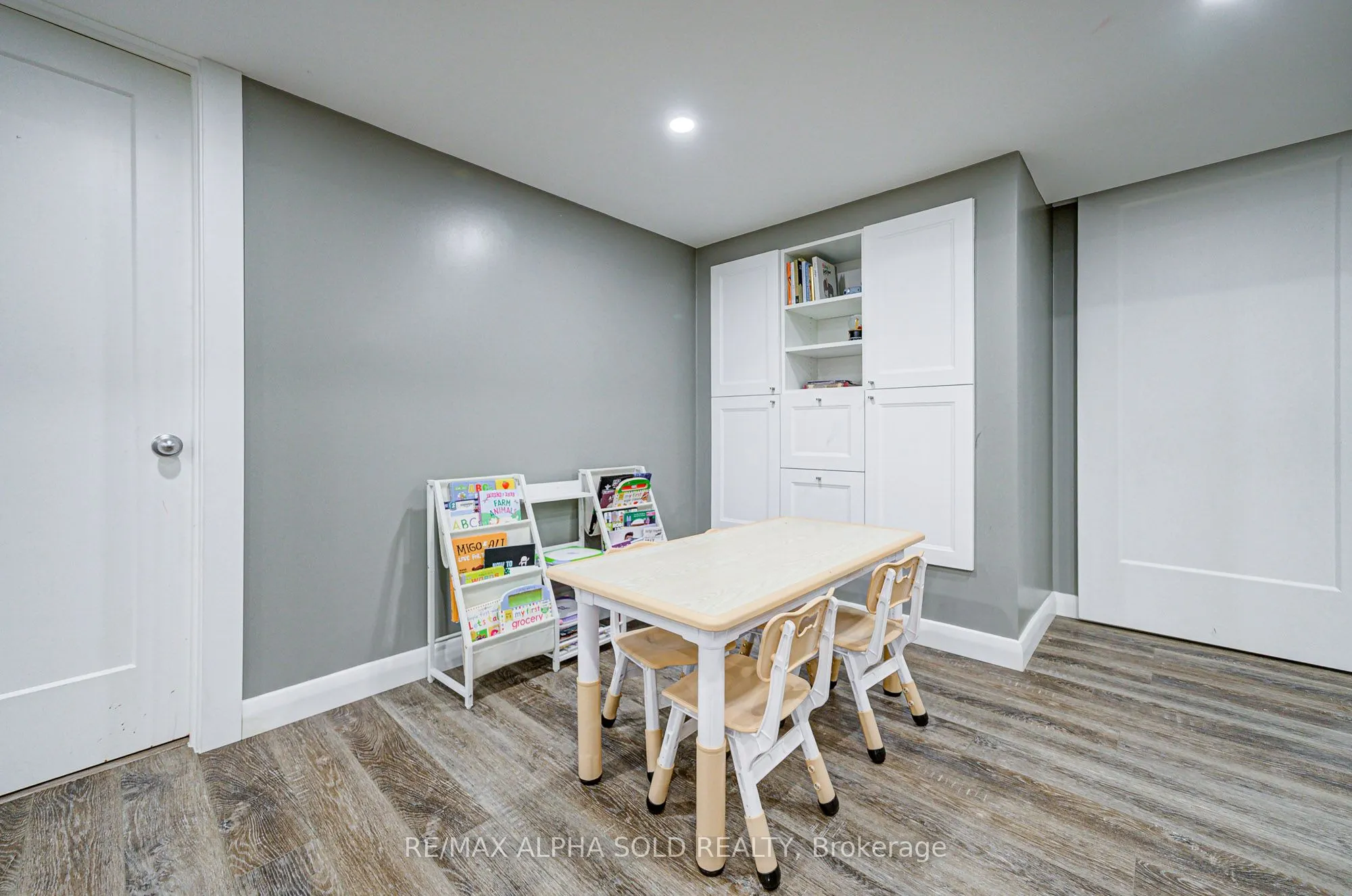 1184 Ashgrove Crescent