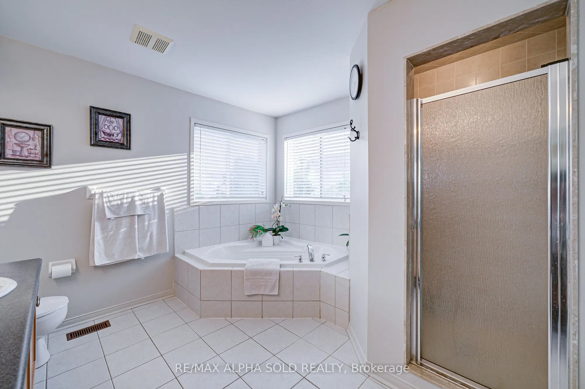 1184 Ashgrove Crescent