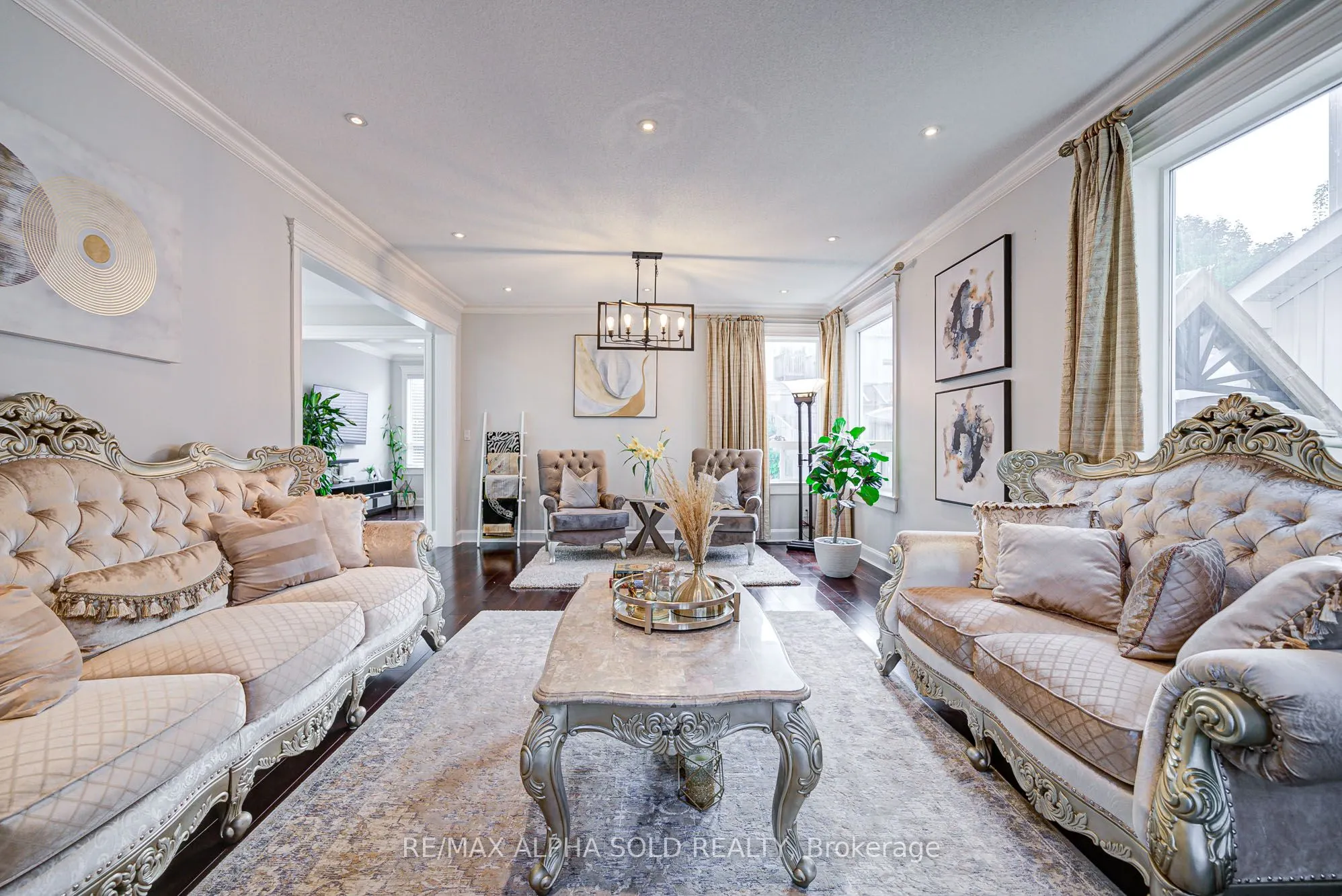 1184 Ashgrove Crescent