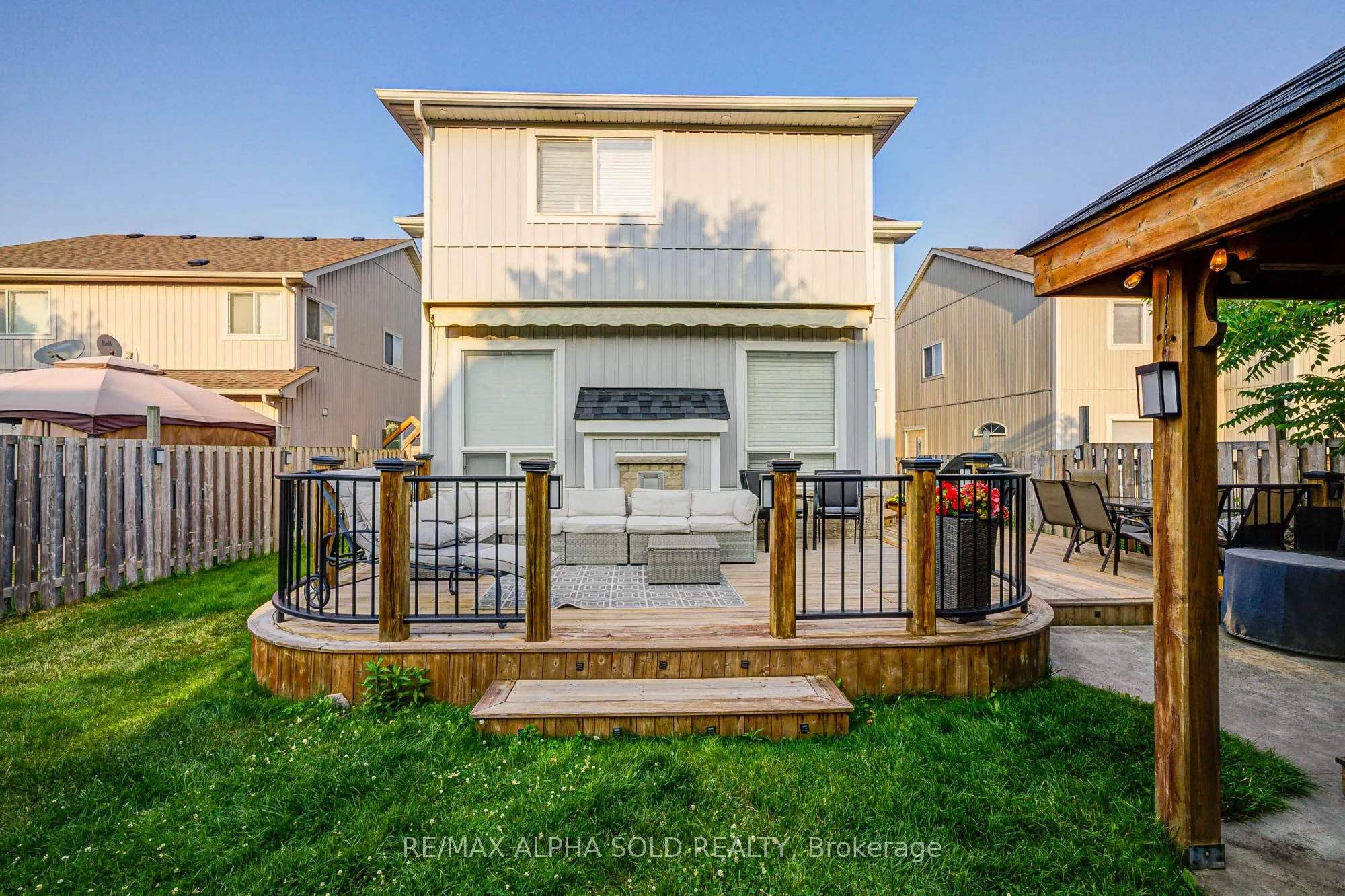 1184 Ashgrove Crescent