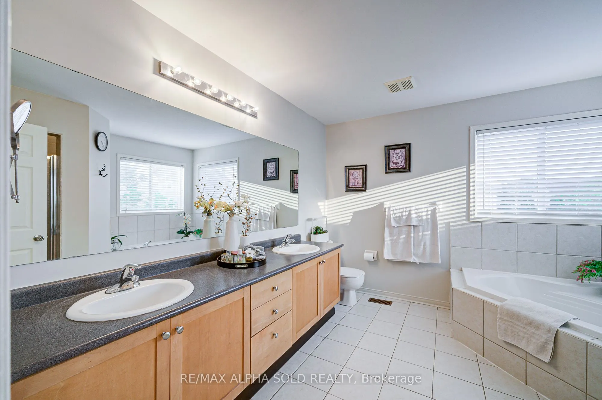 1184 Ashgrove Crescent
