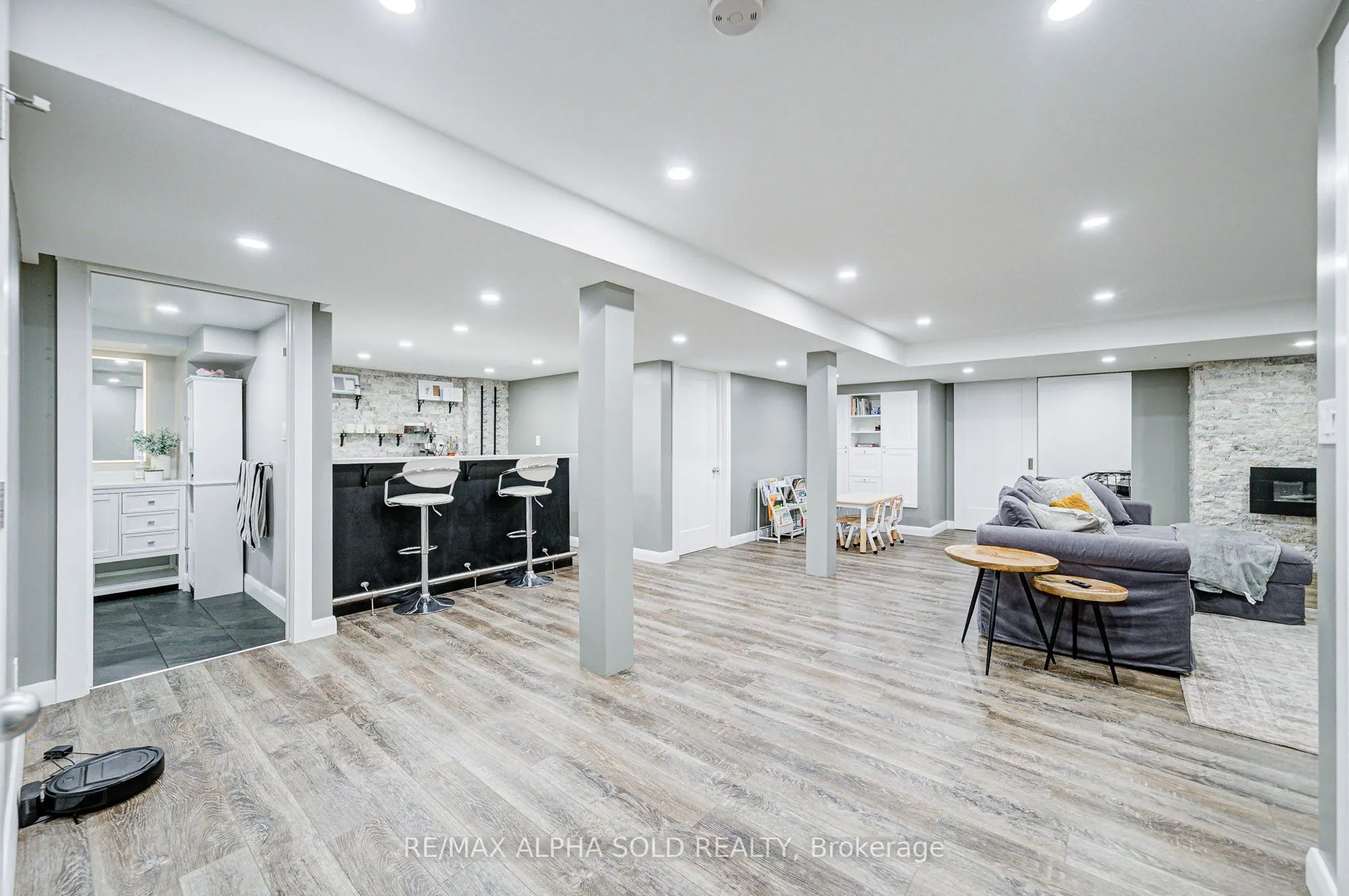 1184 Ashgrove Crescent