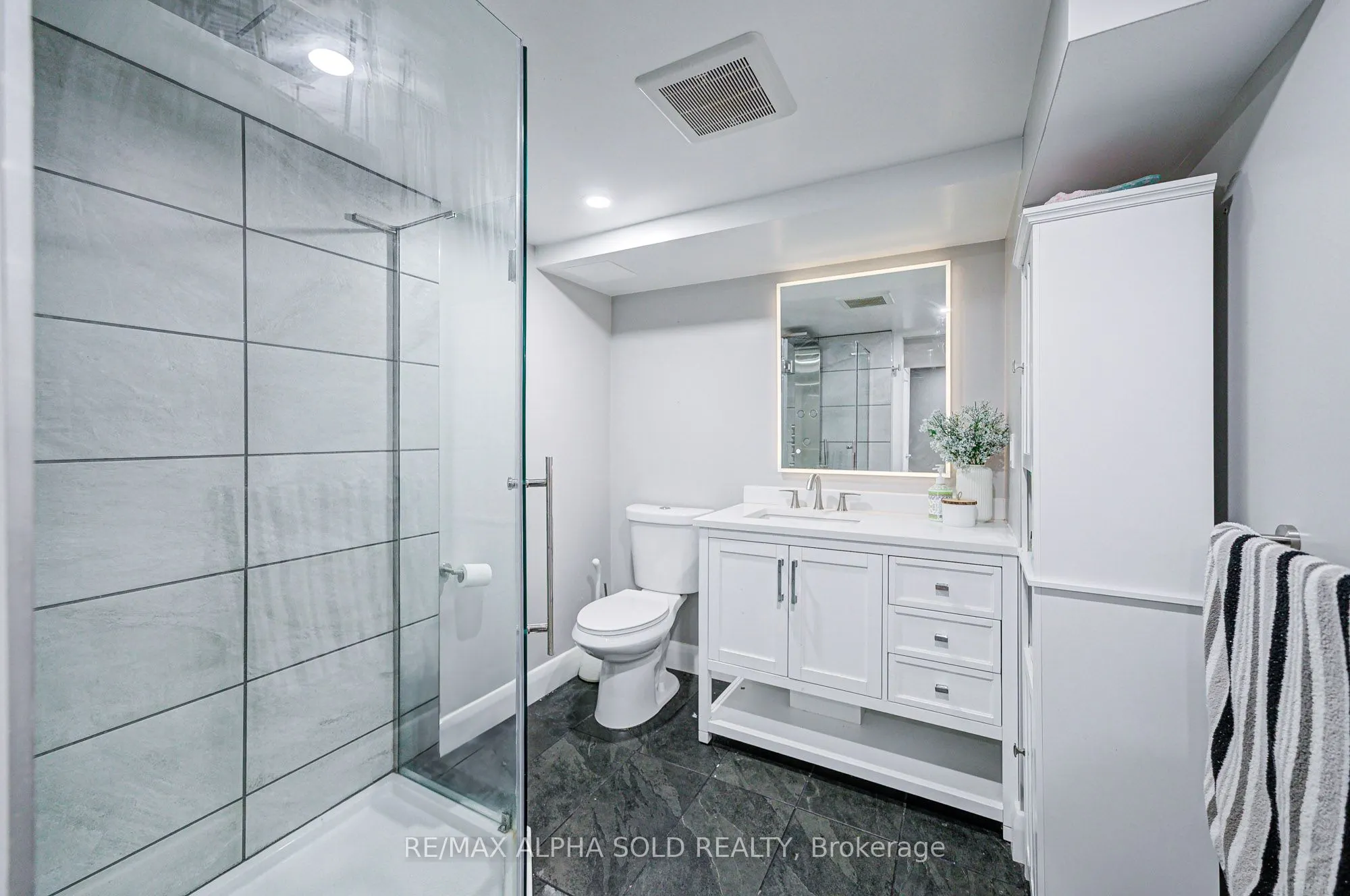 1184 Ashgrove Crescent