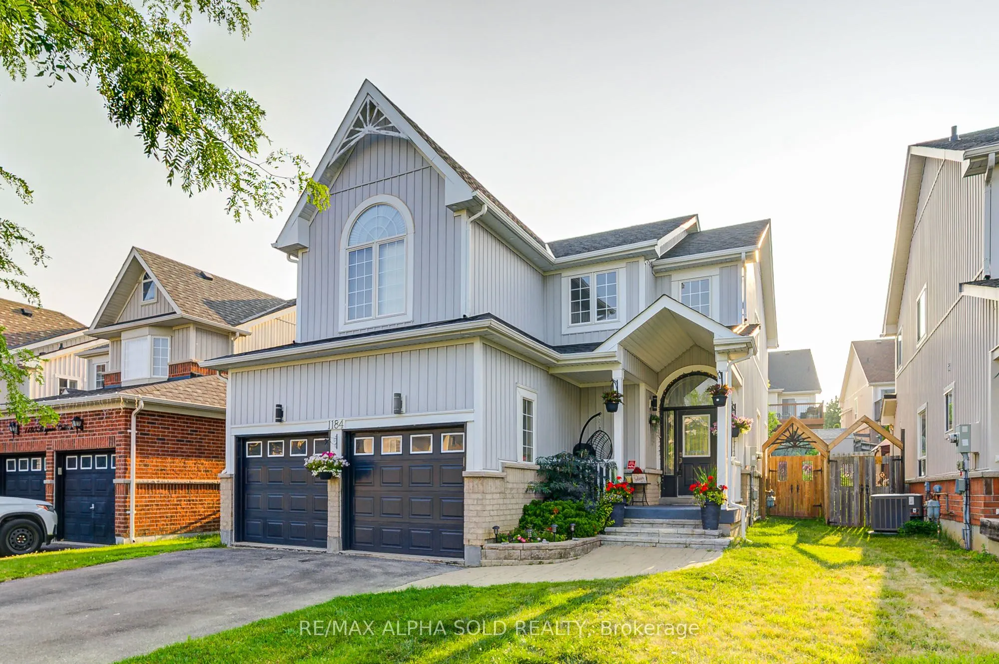 1184 Ashgrove Crescent
