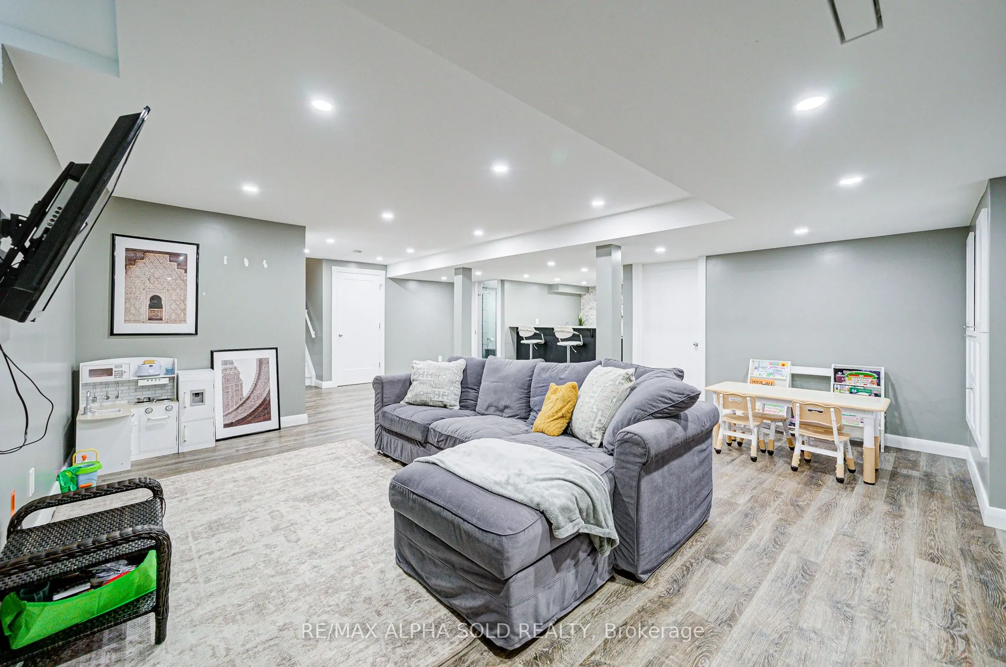 1184 Ashgrove Crescent