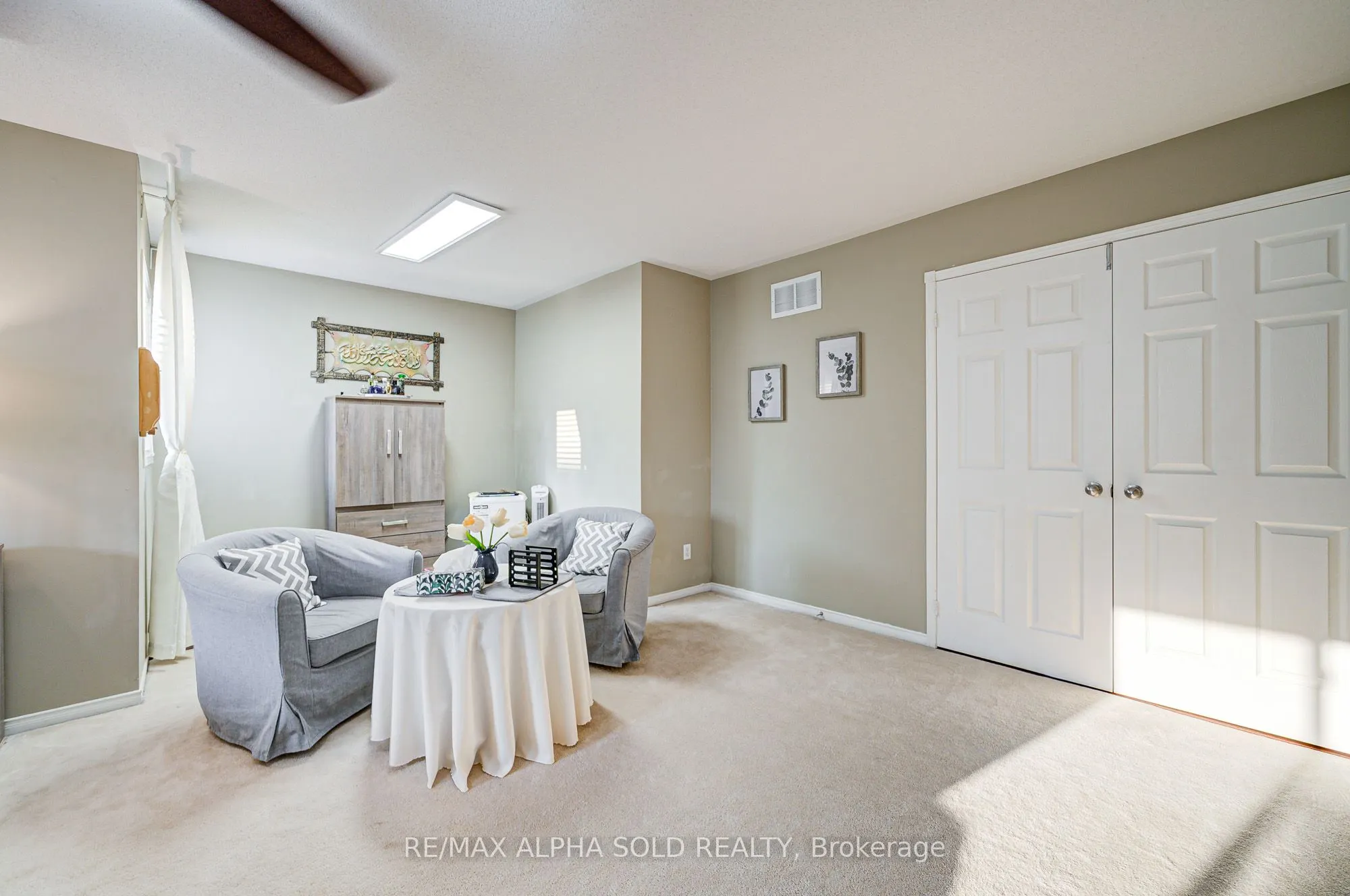 1184 Ashgrove Crescent
