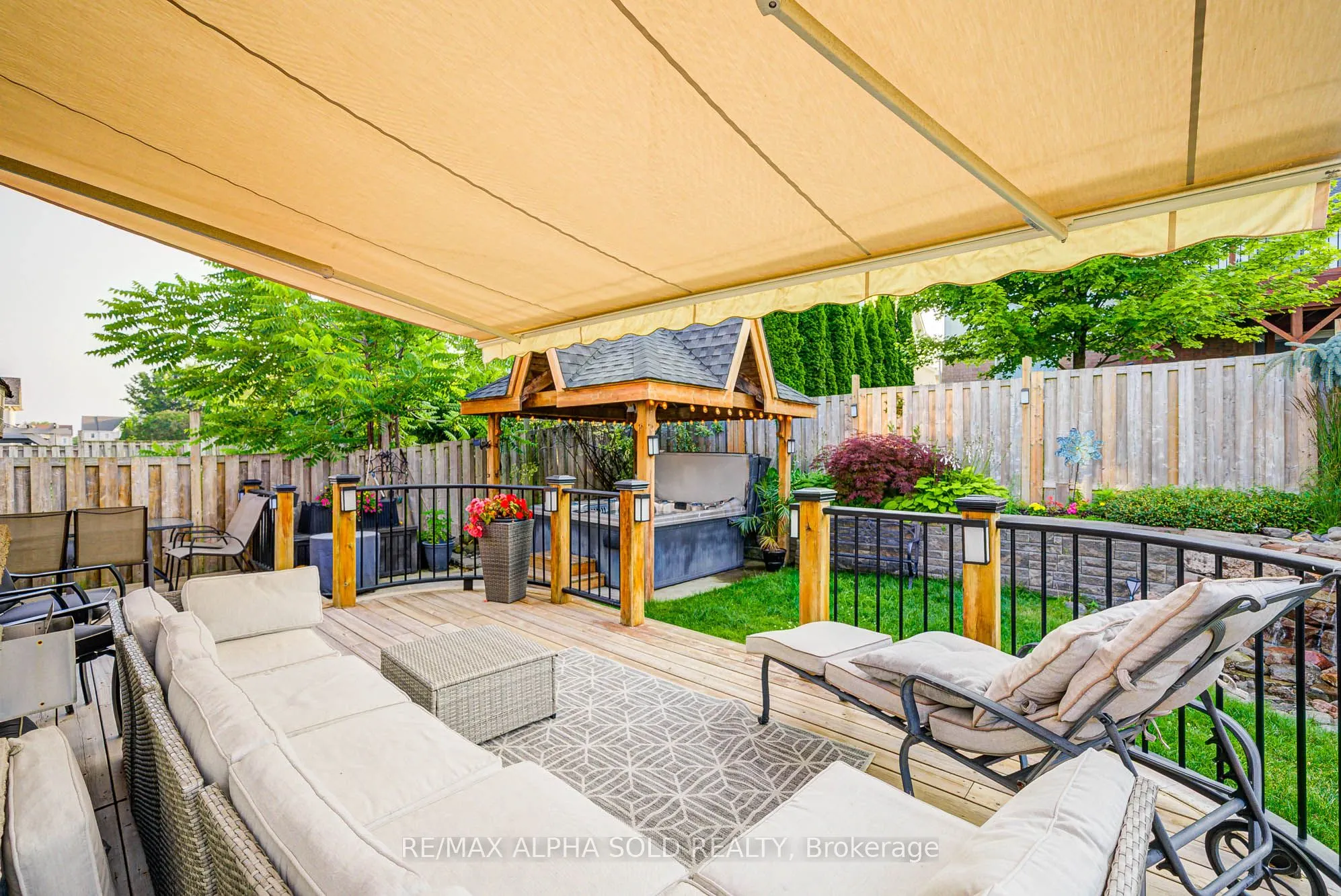 1184 Ashgrove Crescent