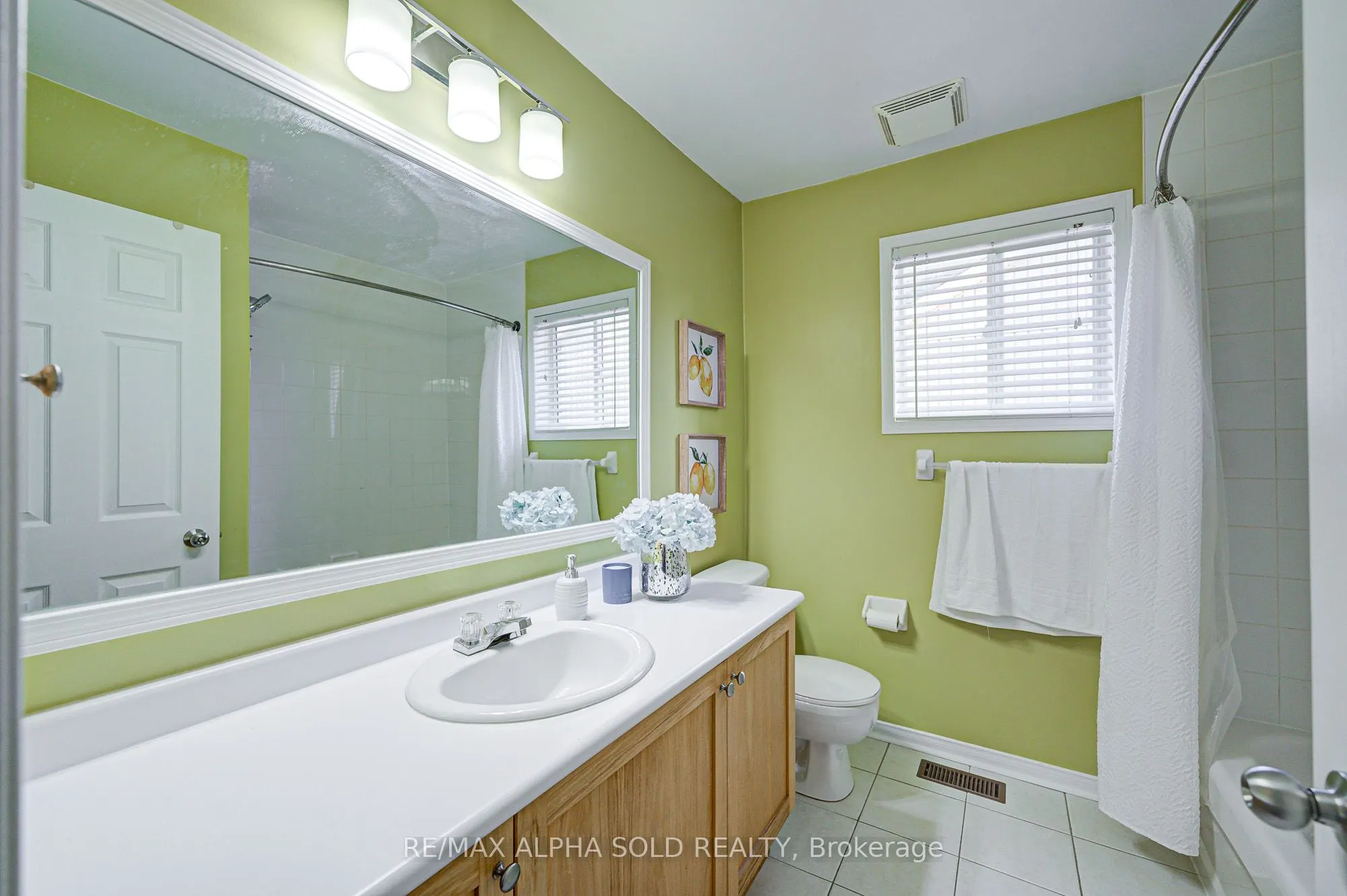 1184 Ashgrove Crescent
