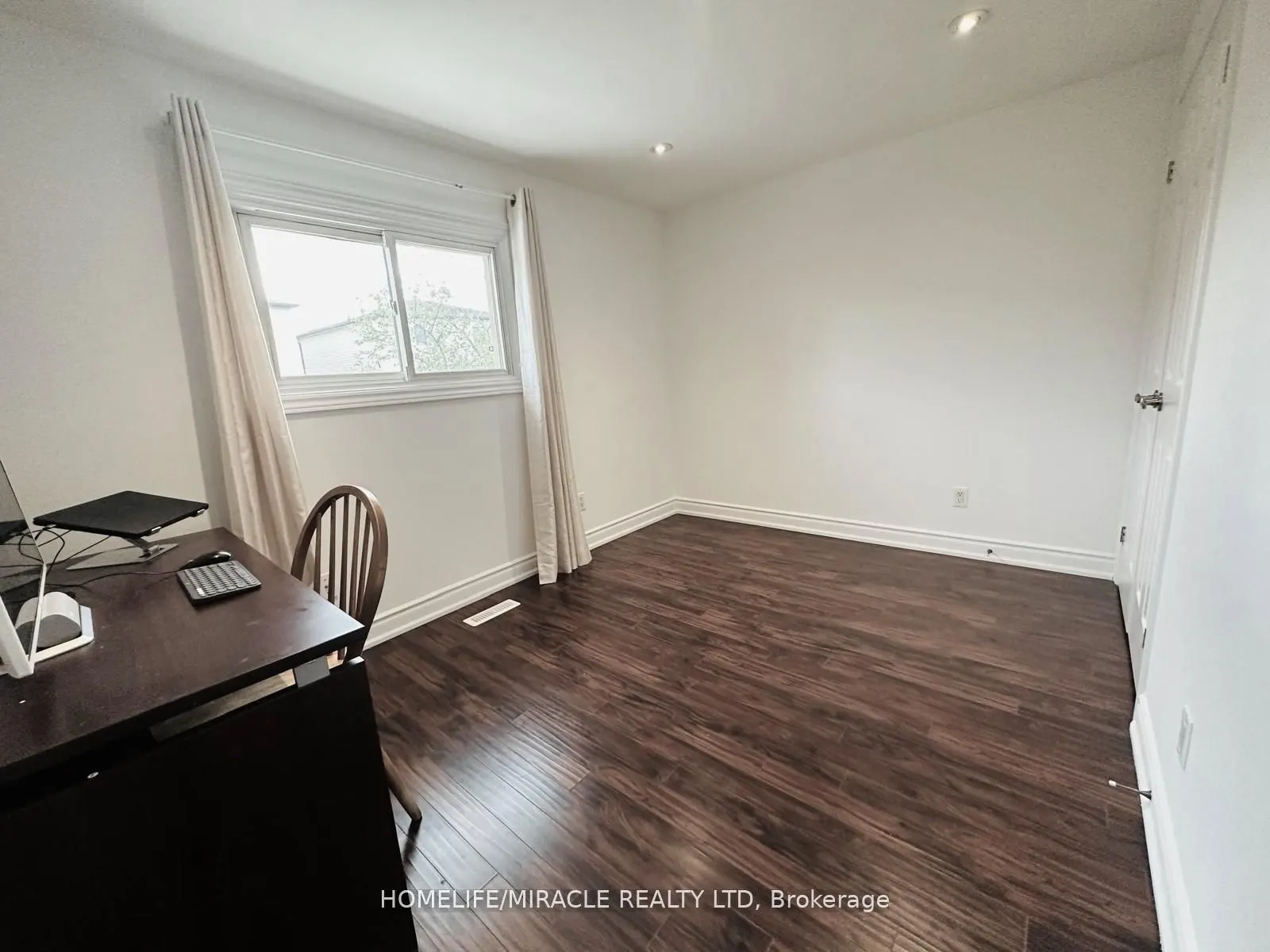 9 Maresfield Drive N
