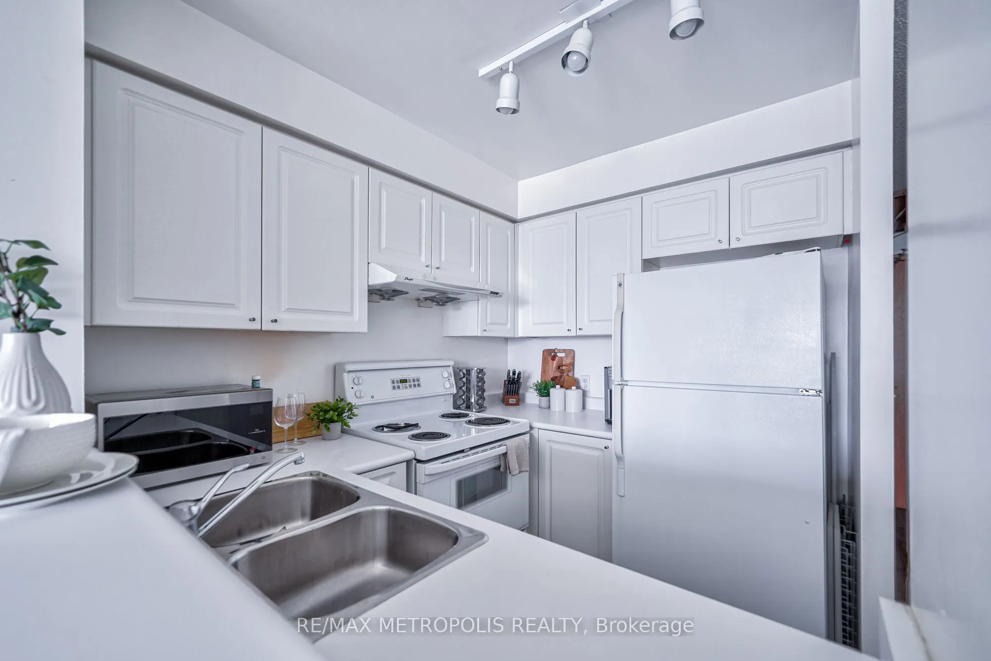 11 Lee Centre Drive, #PH109