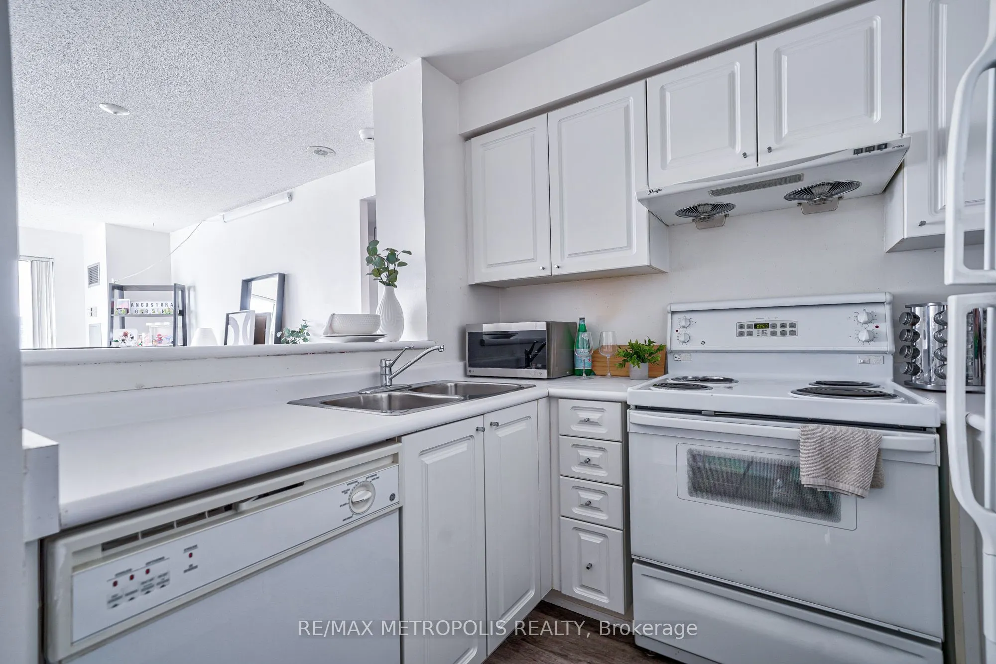 11 Lee Centre Drive, #PH109