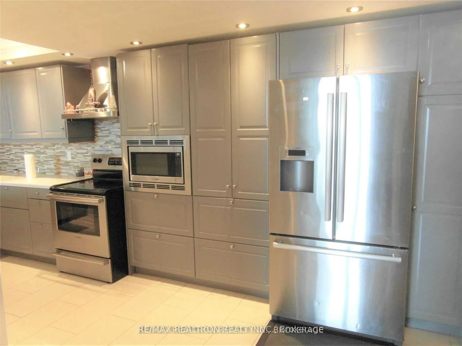20 Dean Park Road, #1210