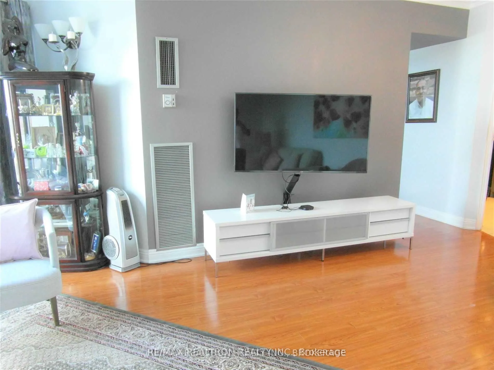 20 Dean Park Road, #1210