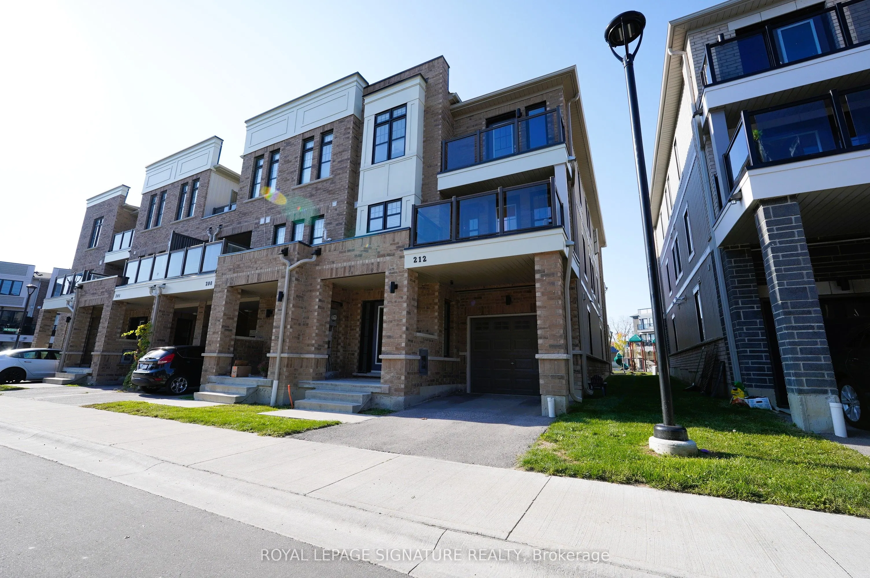212 Lord Elgin Lane