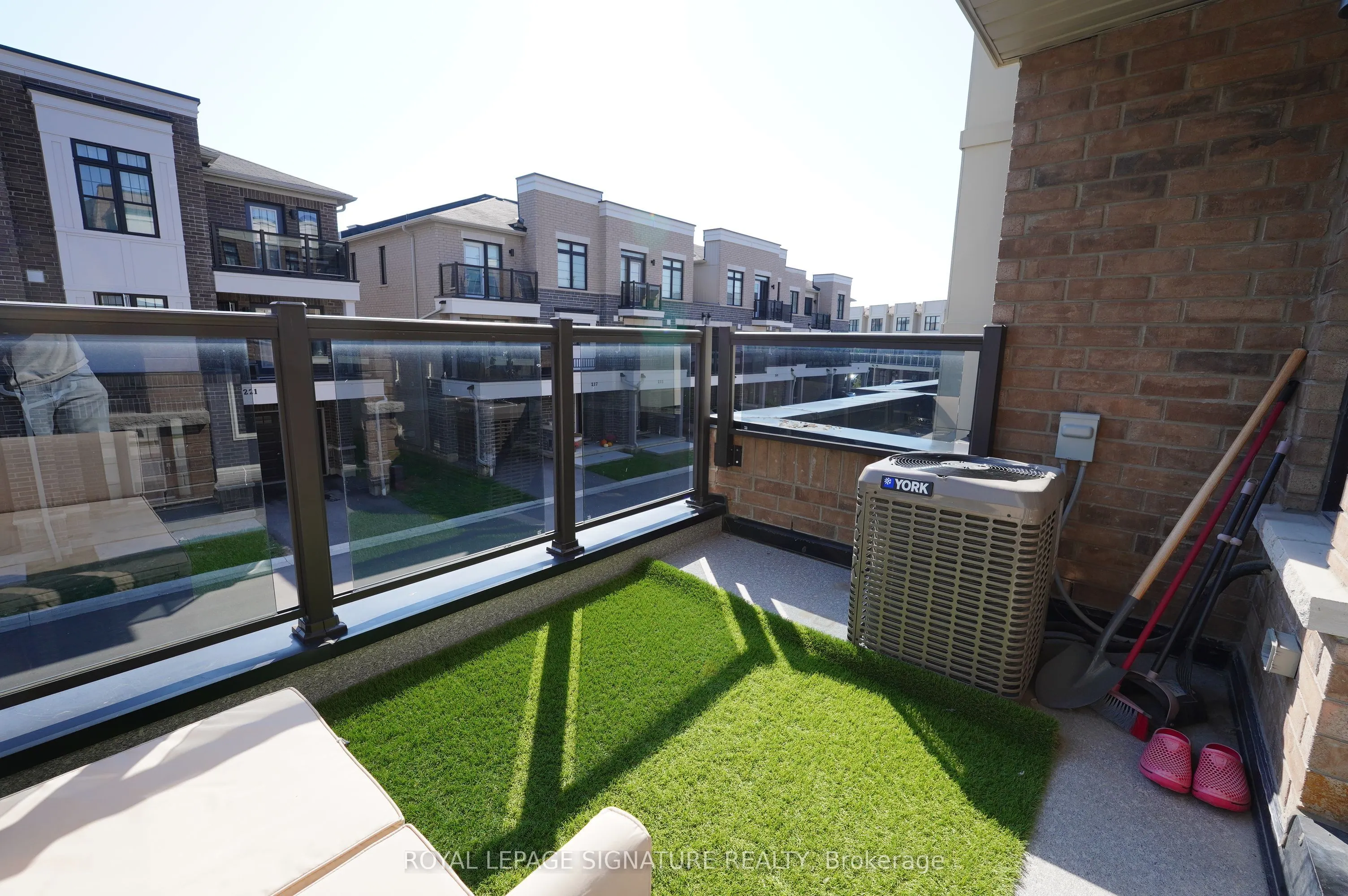 212 Lord Elgin Lane