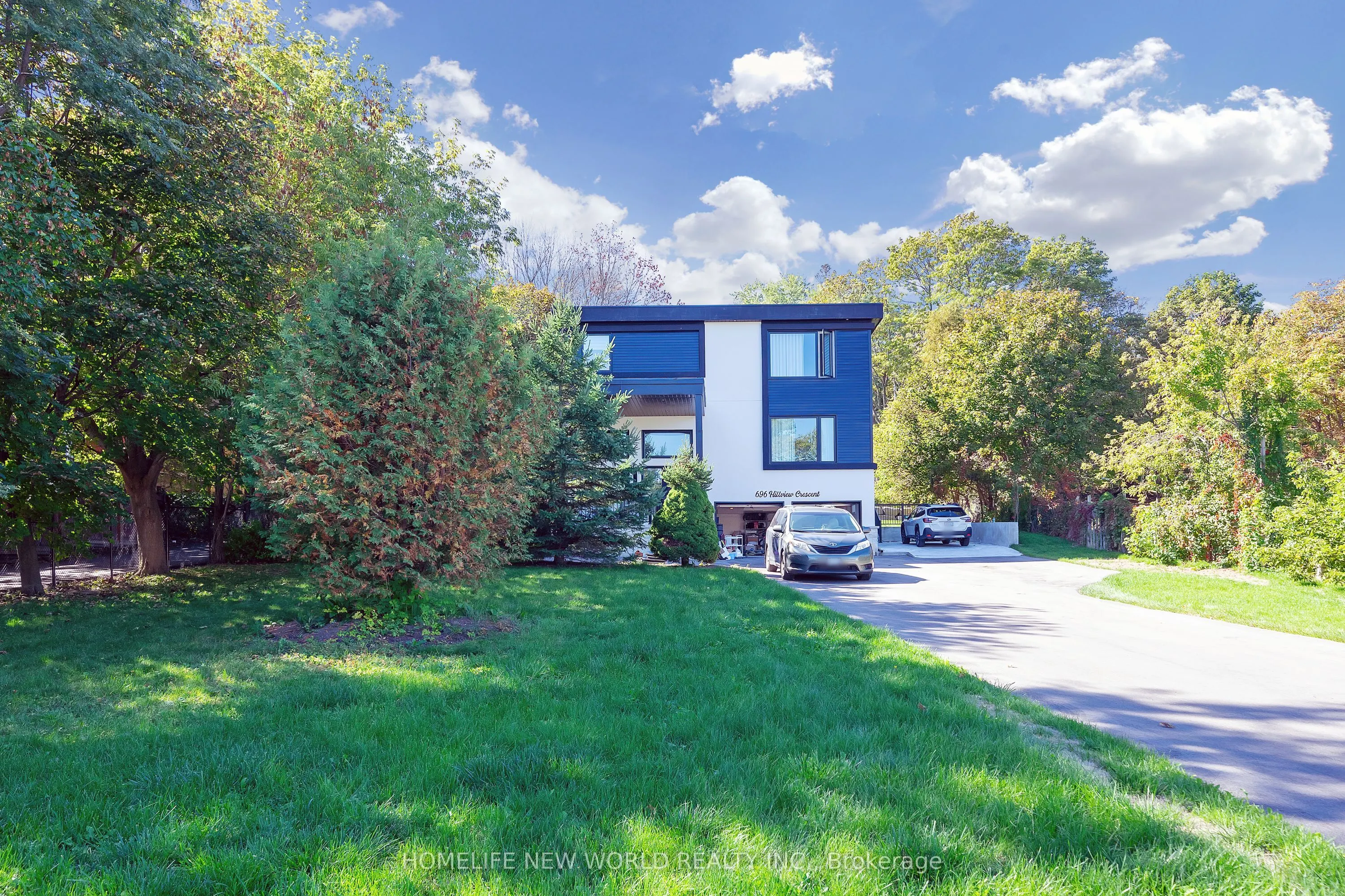 696 Hillview Crescent