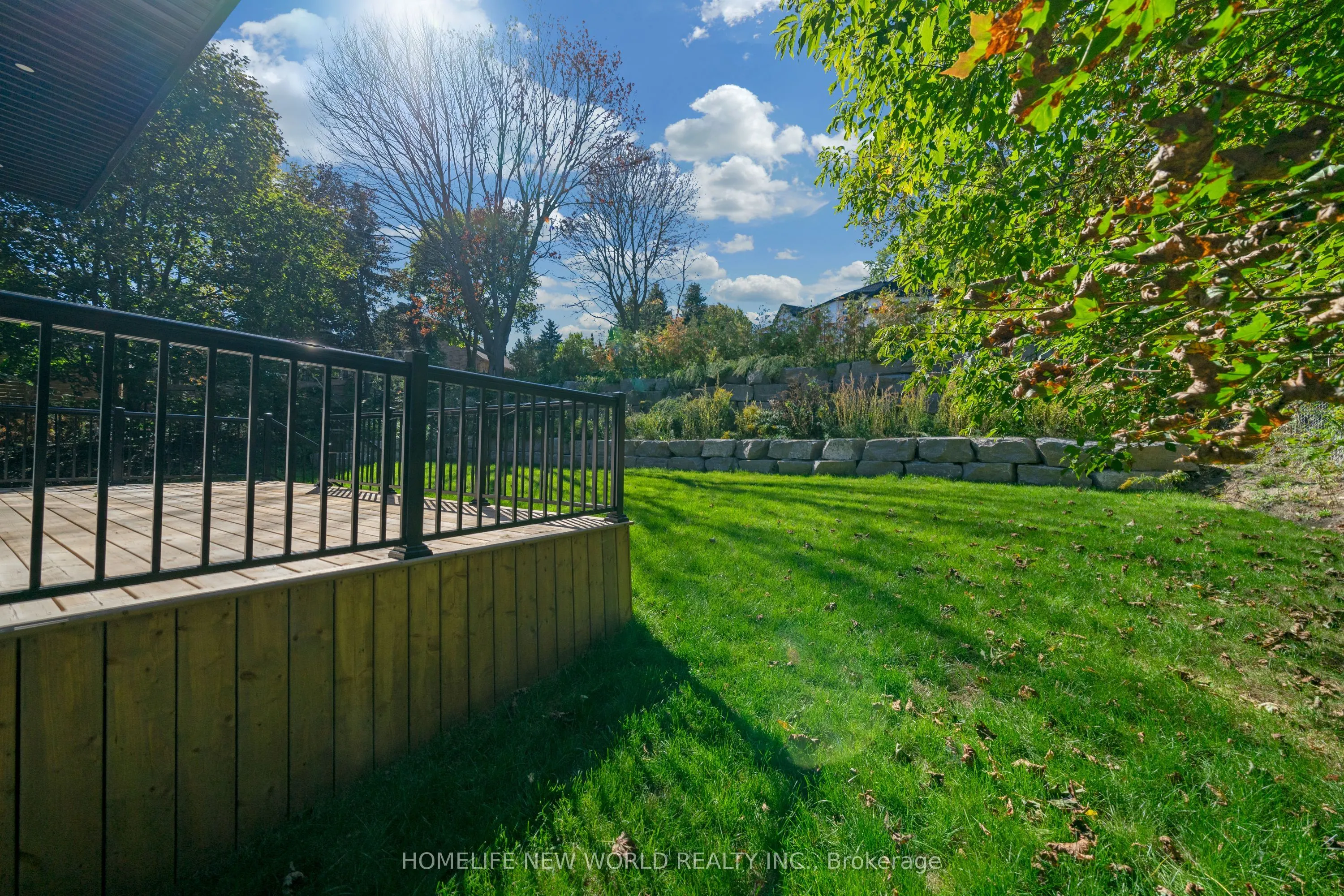 696 Hillview Crescent