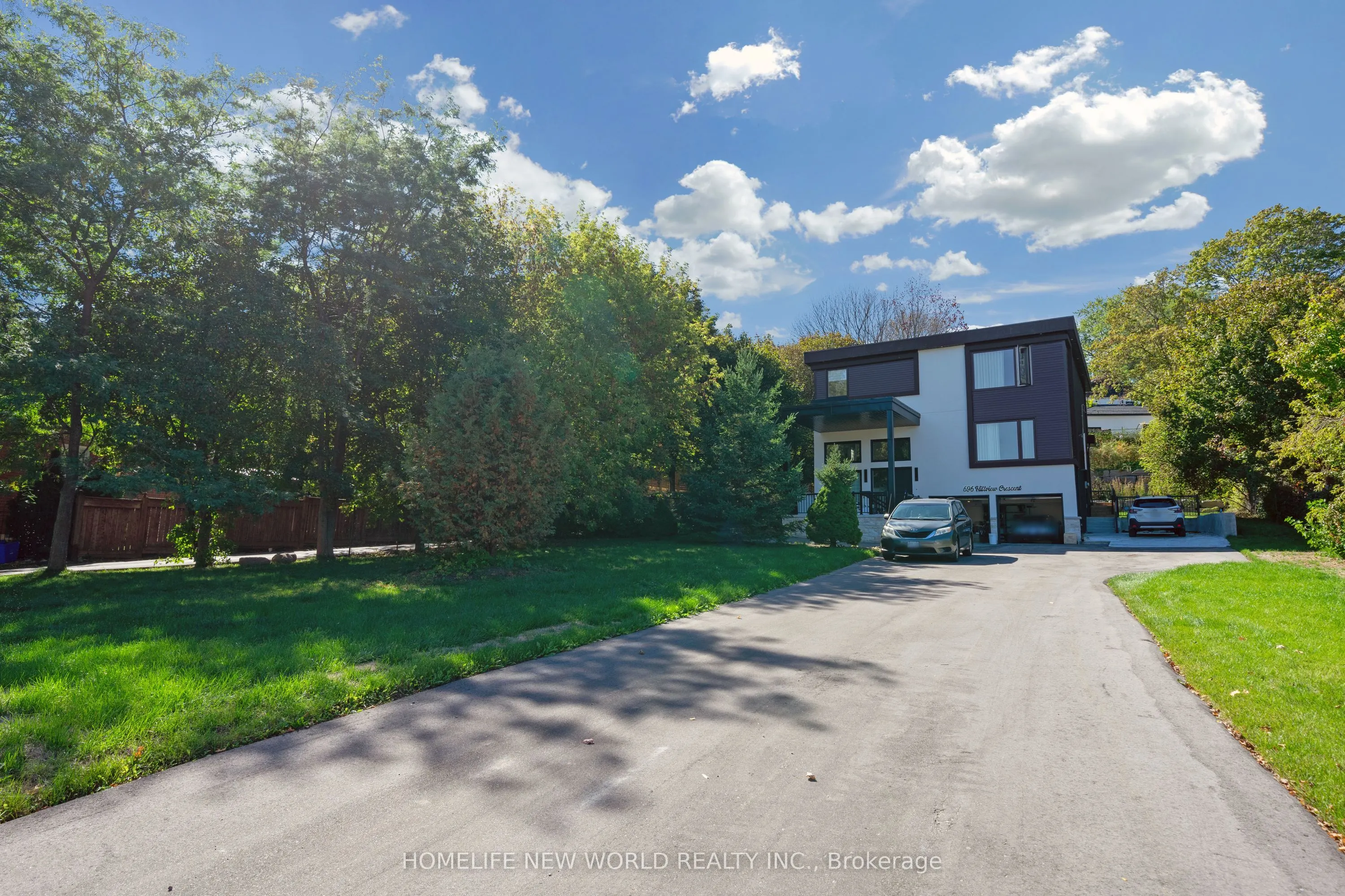 696 Hillview Crescent