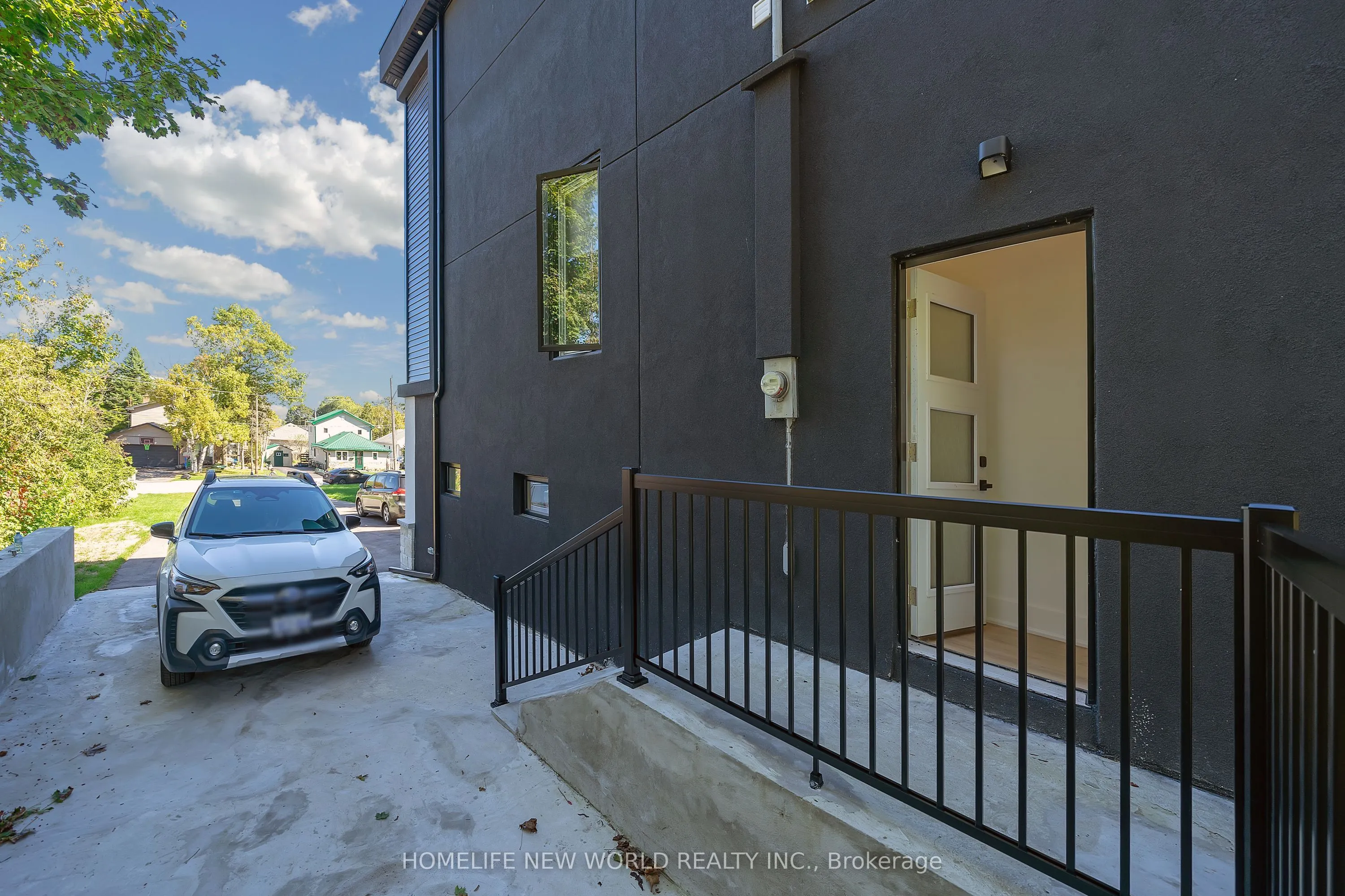 696 Hillview Crescent