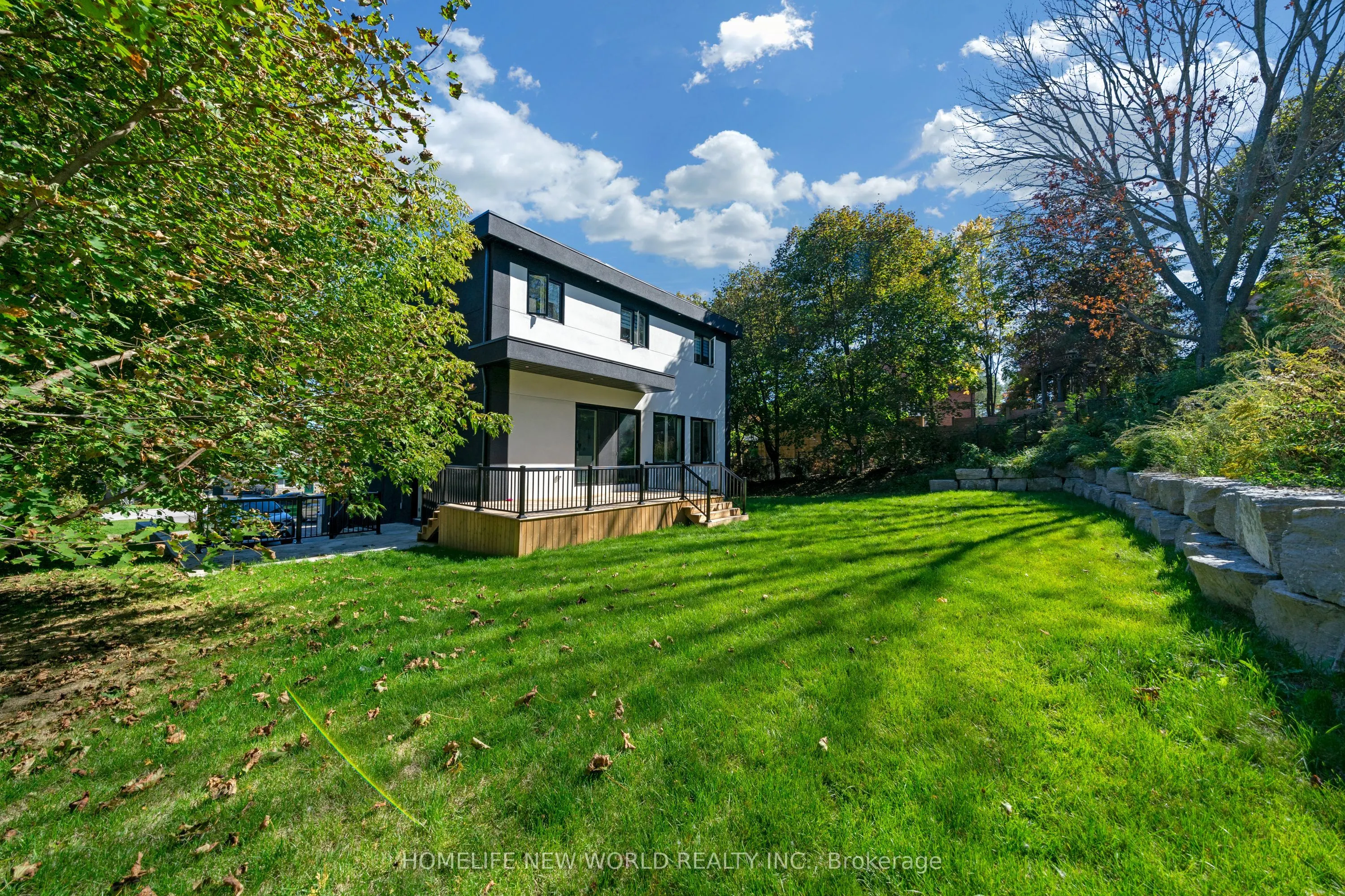 696 Hillview Crescent