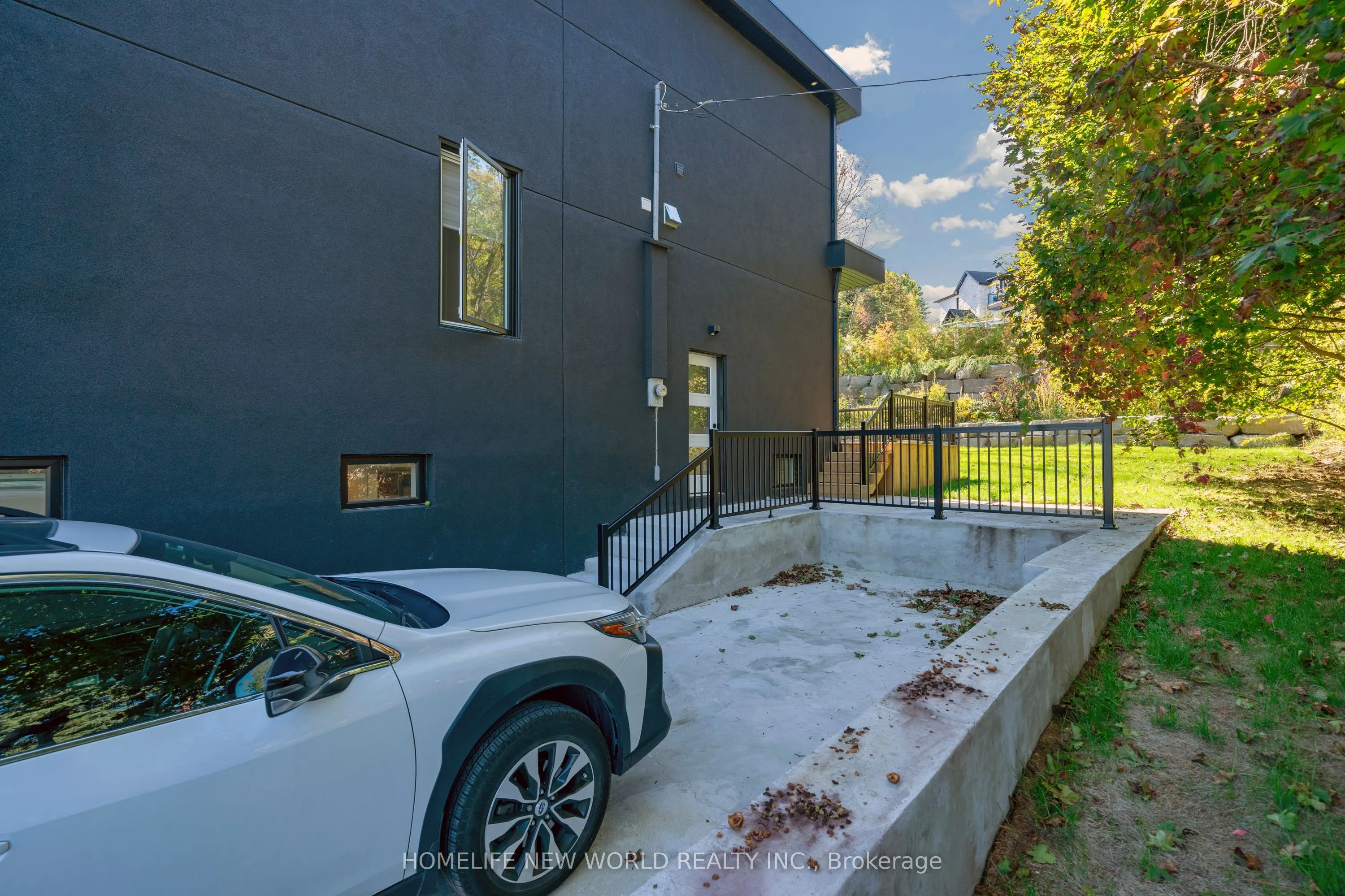 696 Hillview Crescent