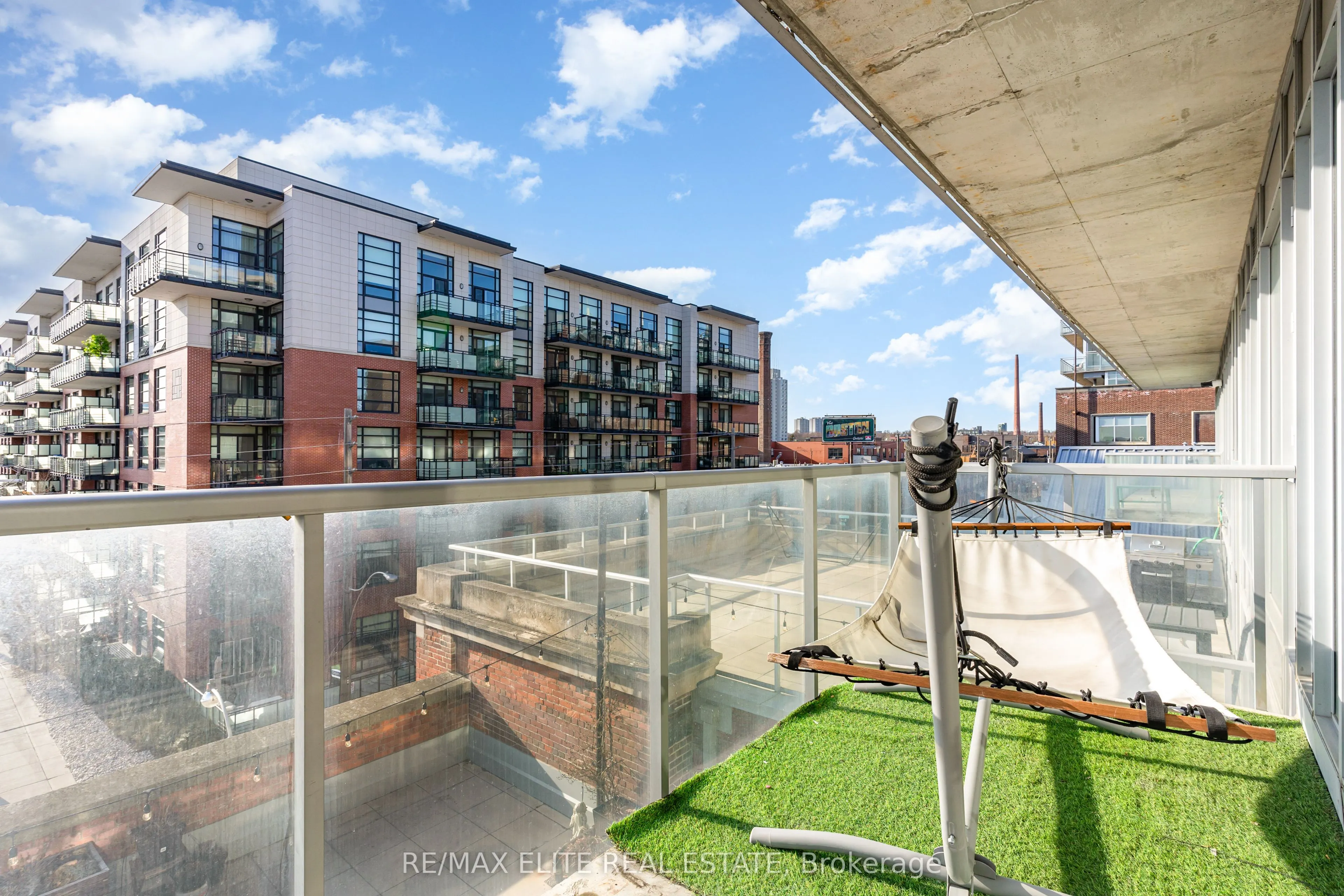 201 Carlaw Avenue, #412