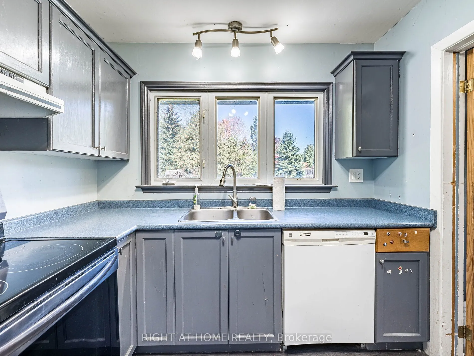 148 Winchester Road E