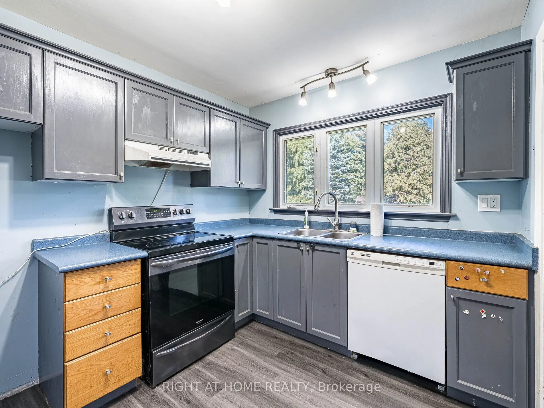 148 Winchester Road E