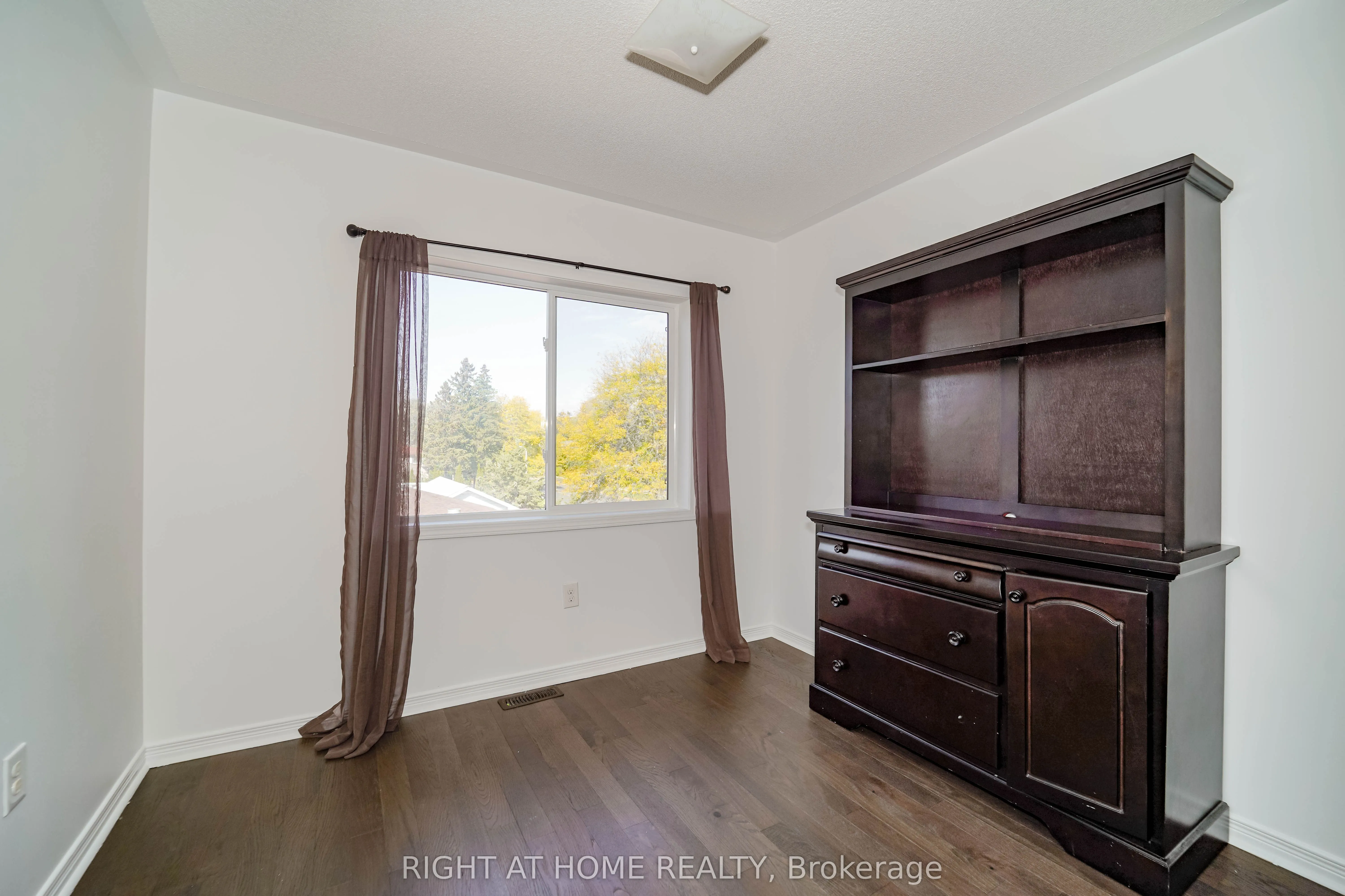 48 Curran Hall Crescent