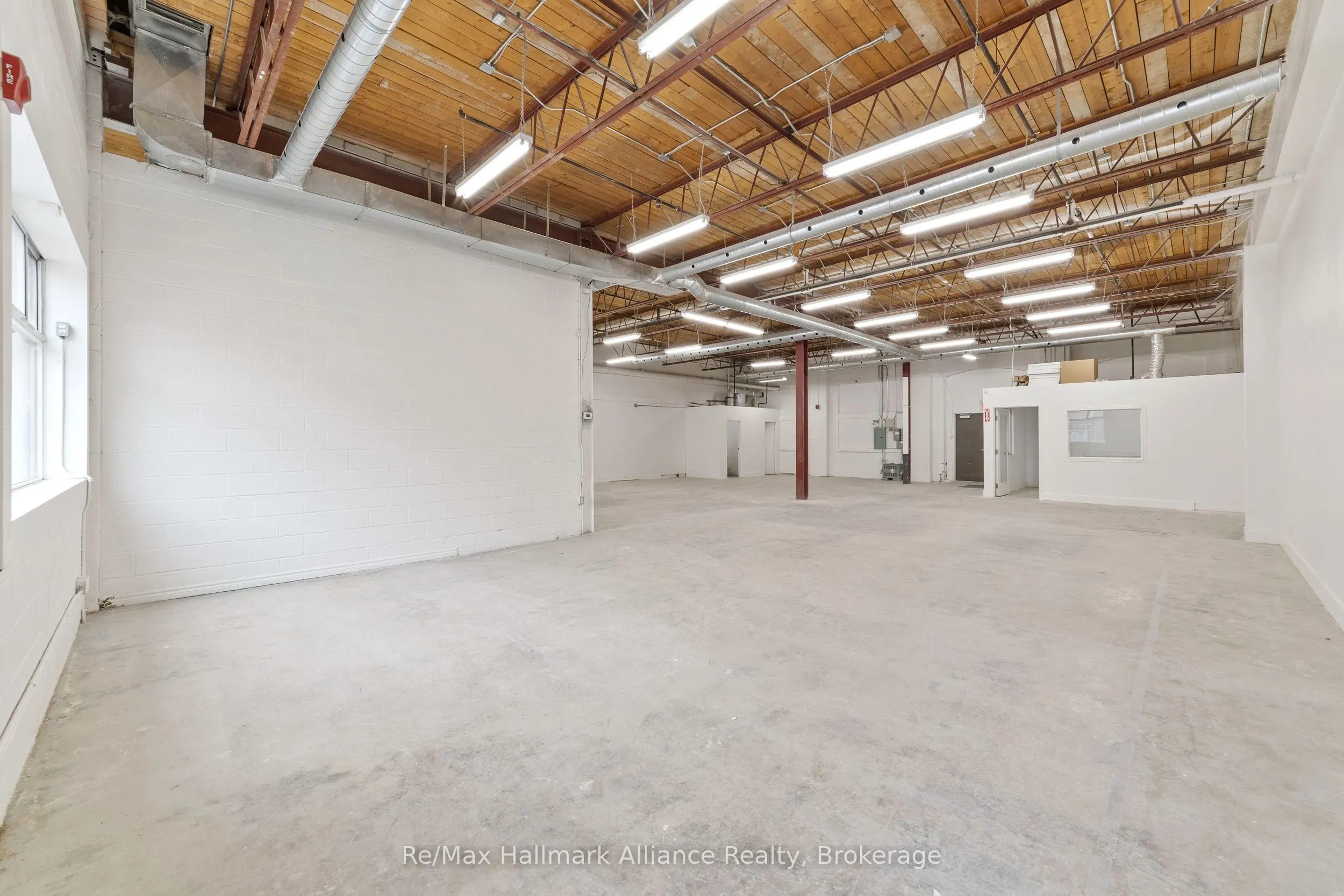 1120 Dundas Street E
