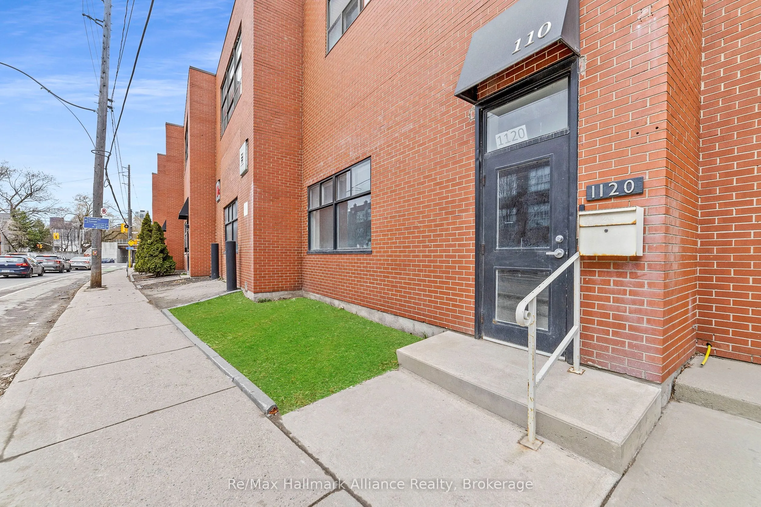1120 Dundas Street E
