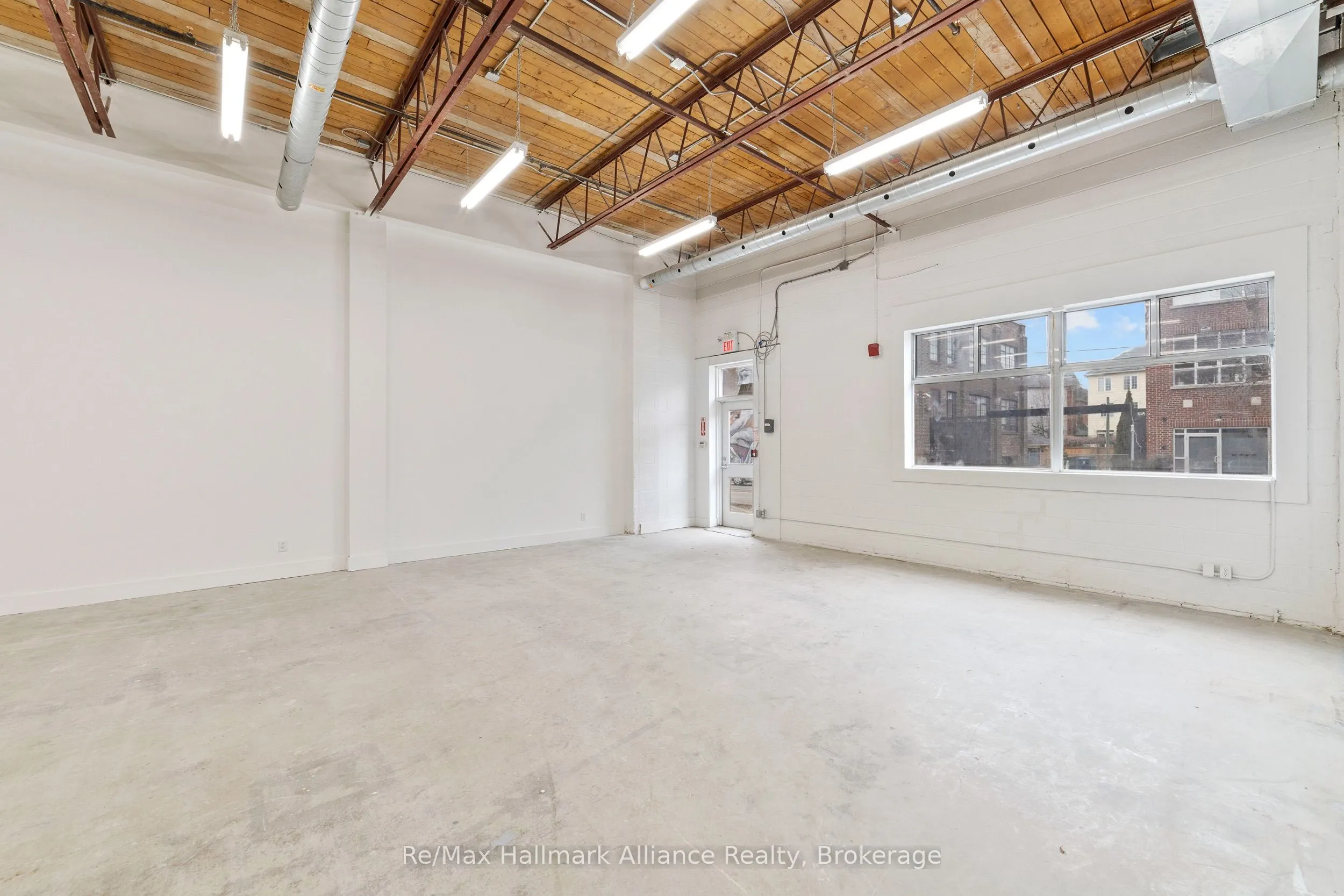 1120 Dundas Street E