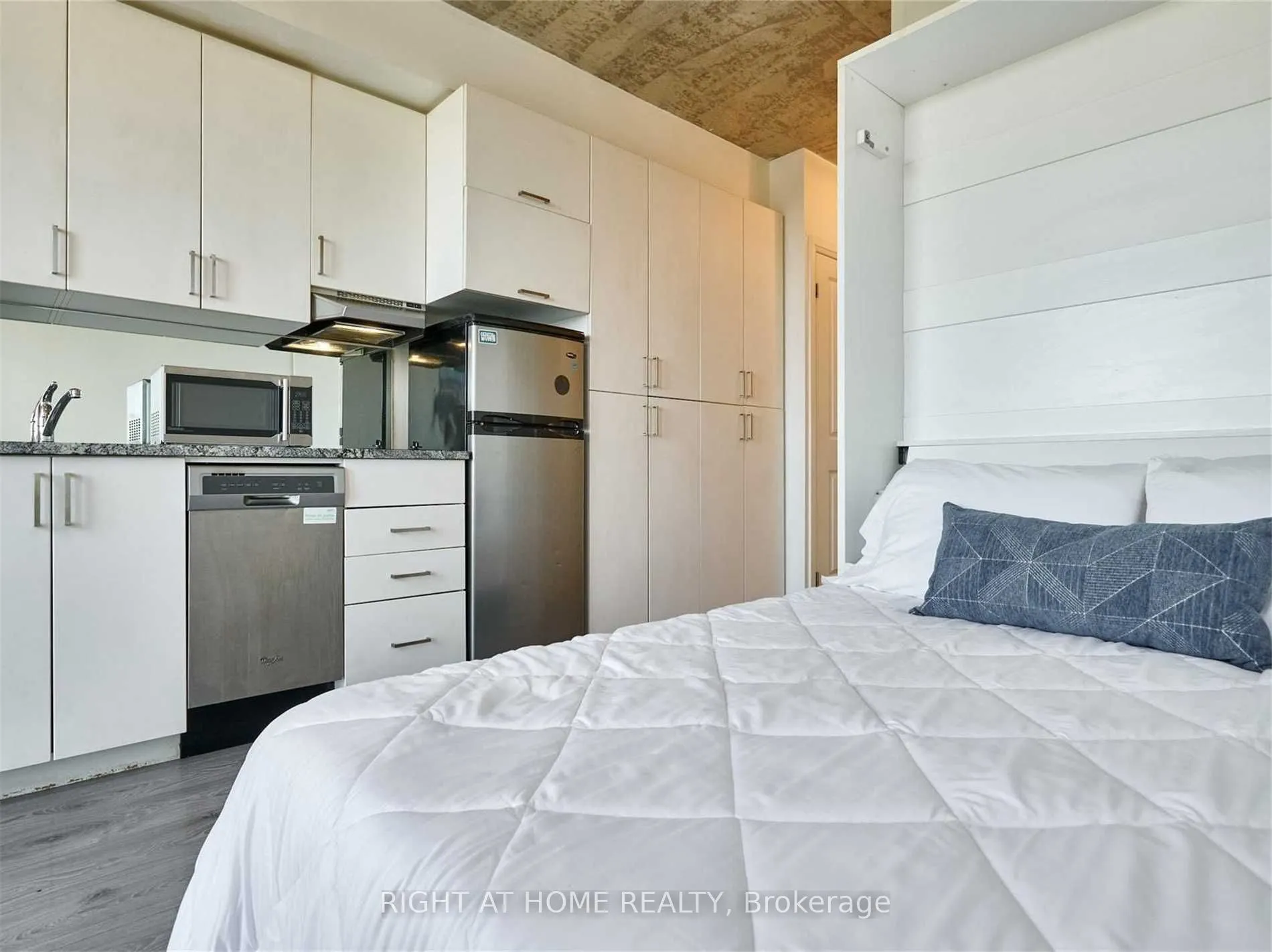 1900 Simcoe Street, #603