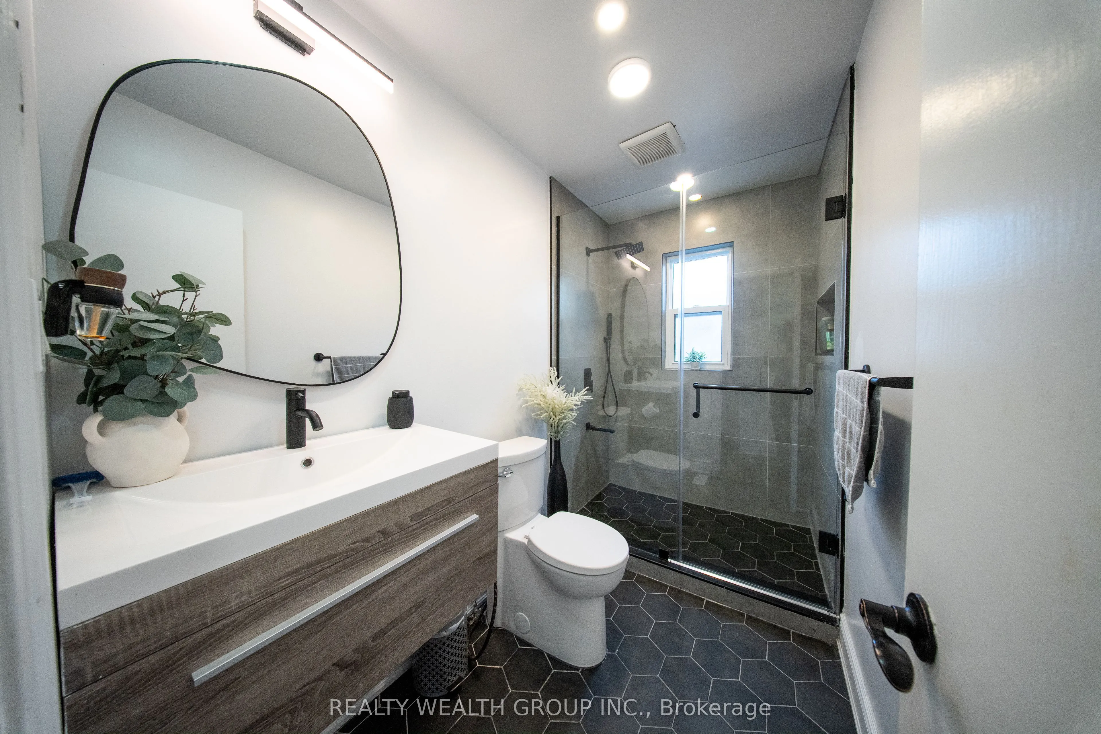 43 Medhurst Road W