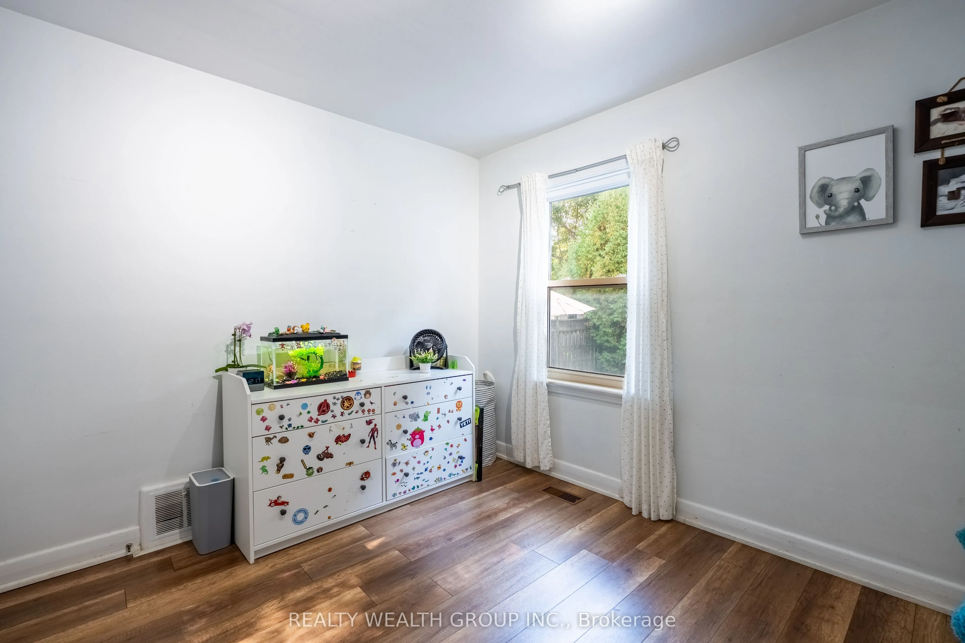 43 Medhurst Road W