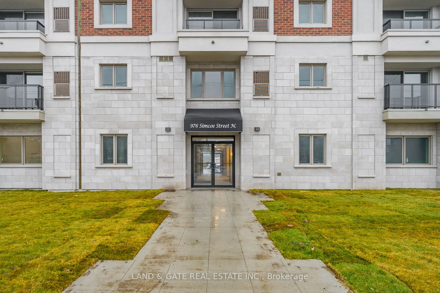 976 Simcoe Street N, #404