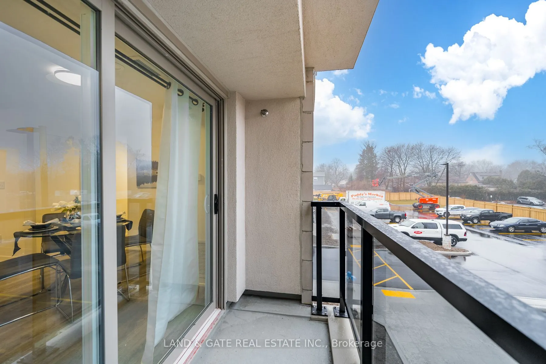 976 Simcoe Street N, #404