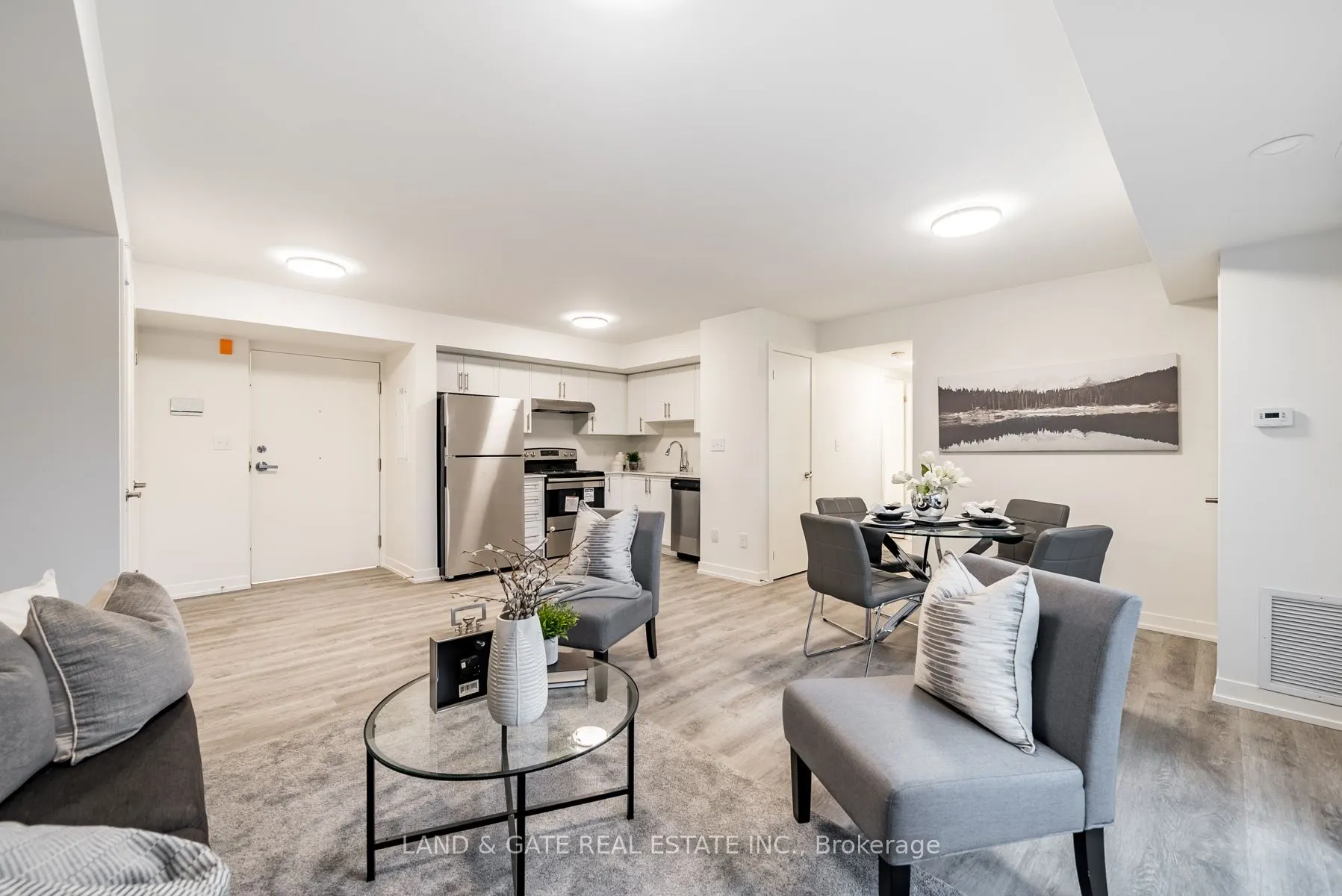 976 Simcoe Street N, #404