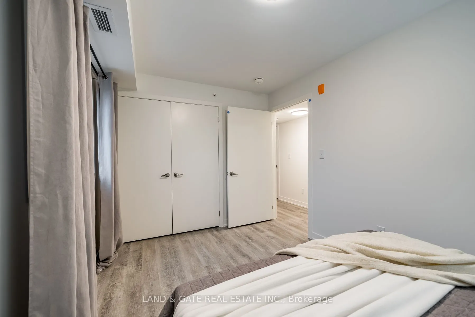 976 Simcoe Street N, #404