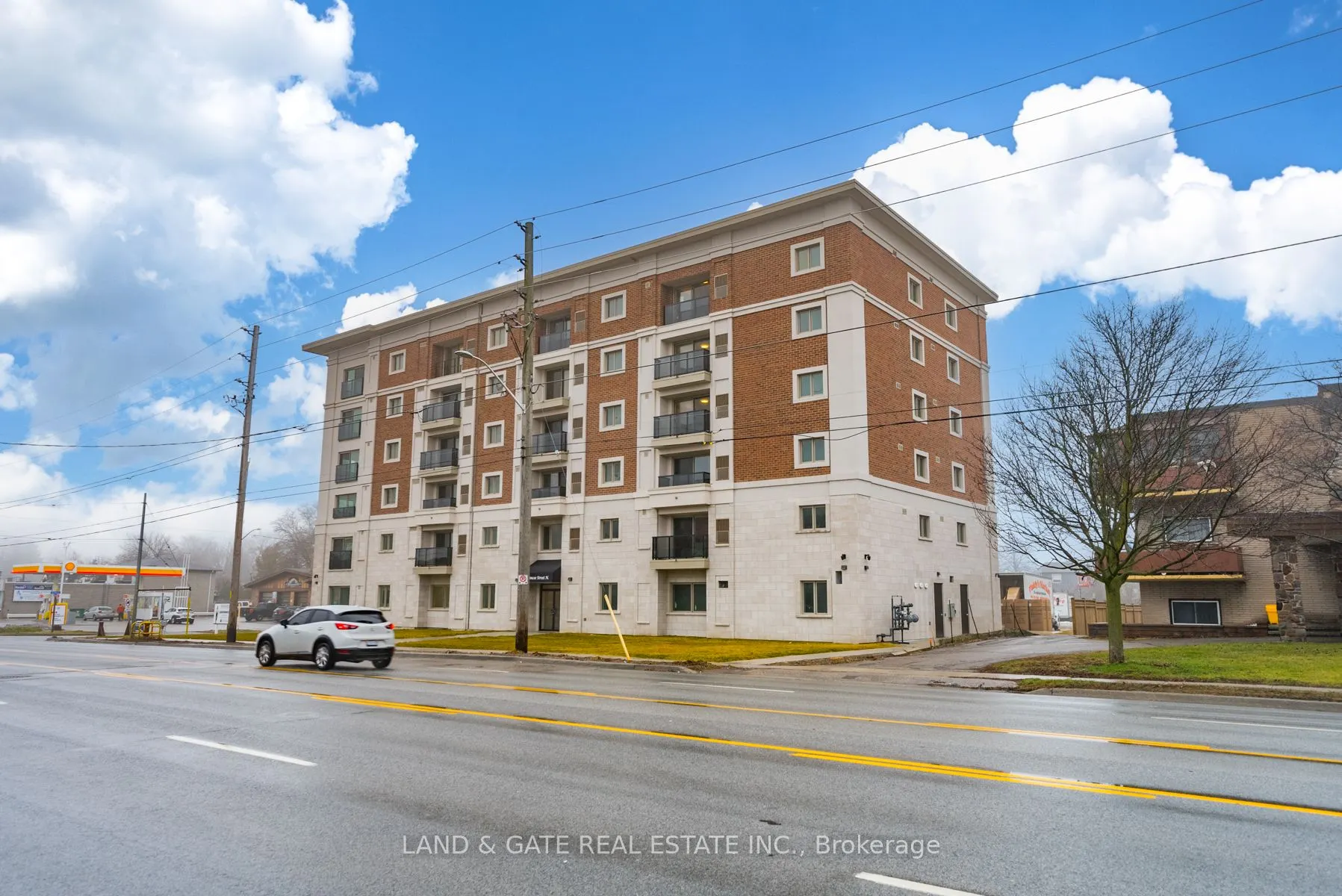976 Simcoe Street N, #404