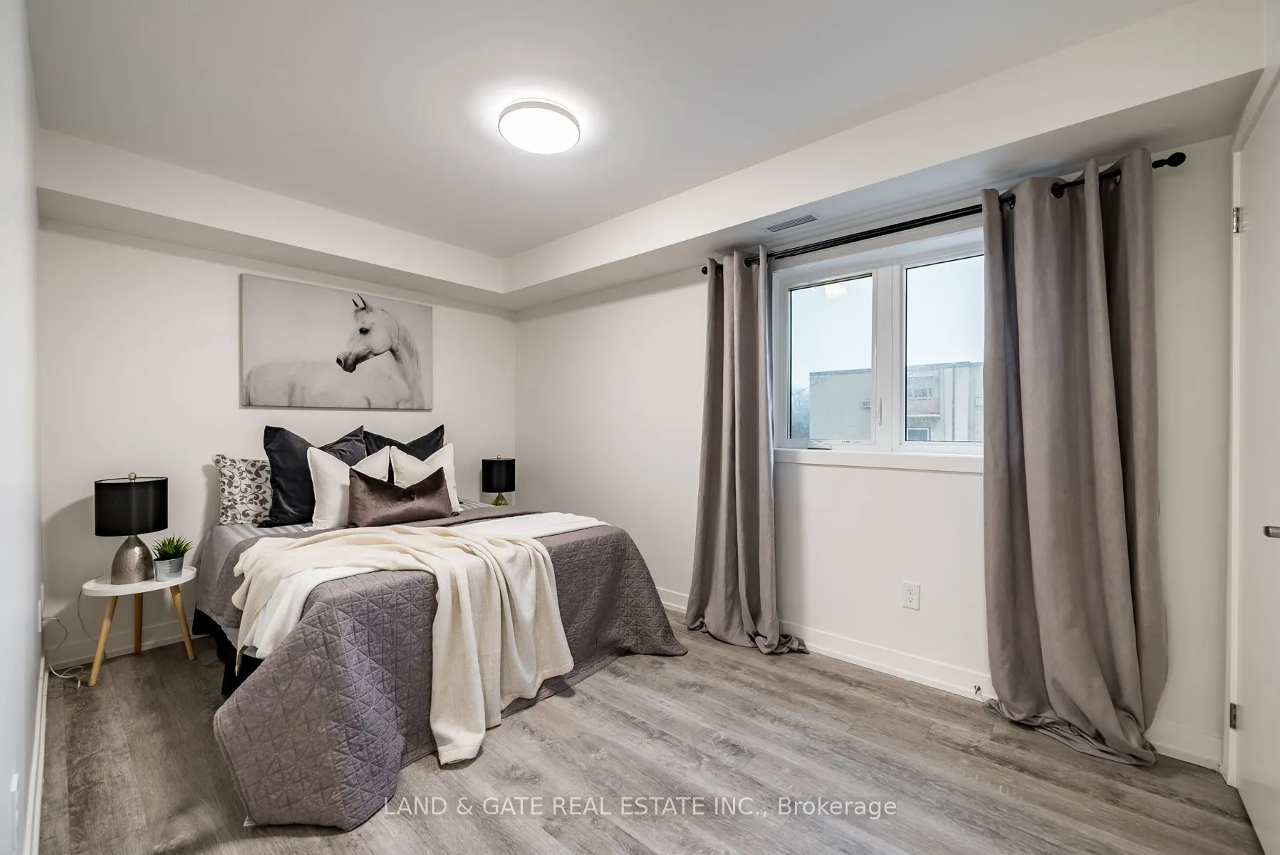 976 Simcoe Street N, #404